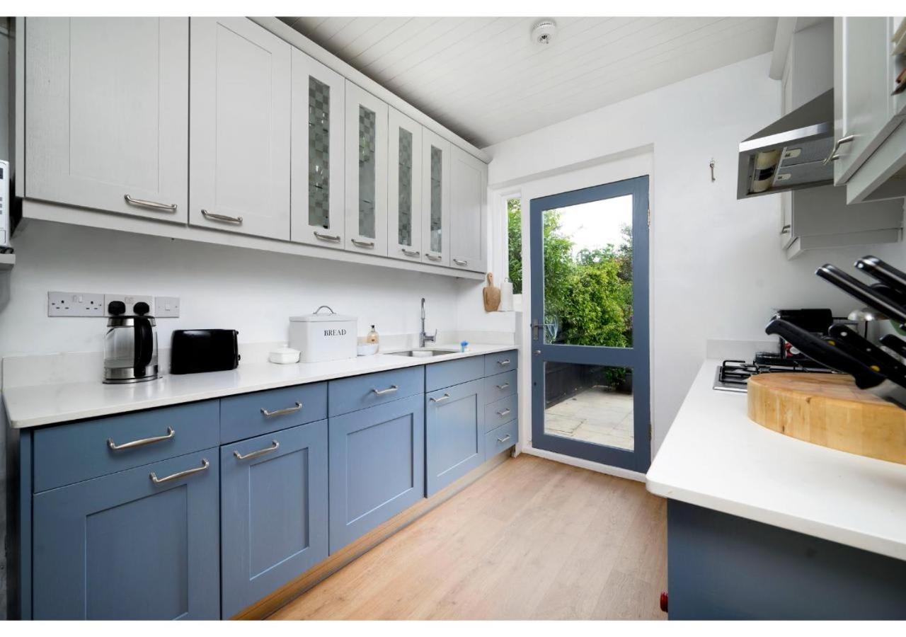4BR House Minutes from Transport & Attractions view 4