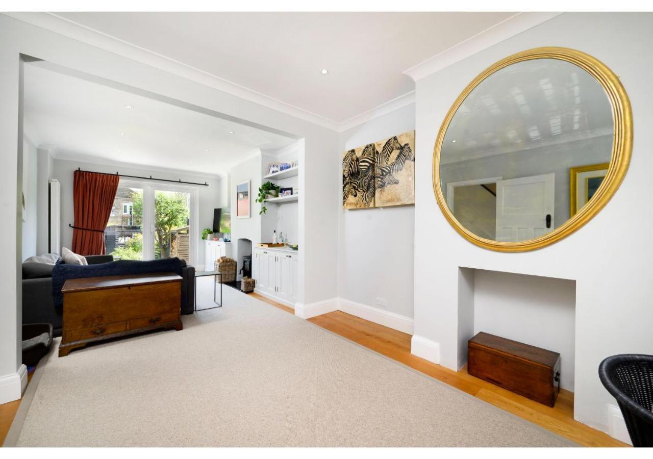 4BR House Minutes from Transport & Attractions view 3