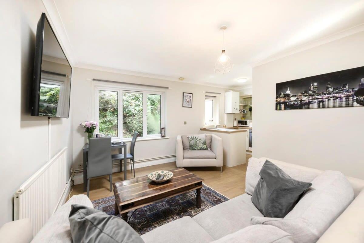 One bedroom central Slough with parking view 2