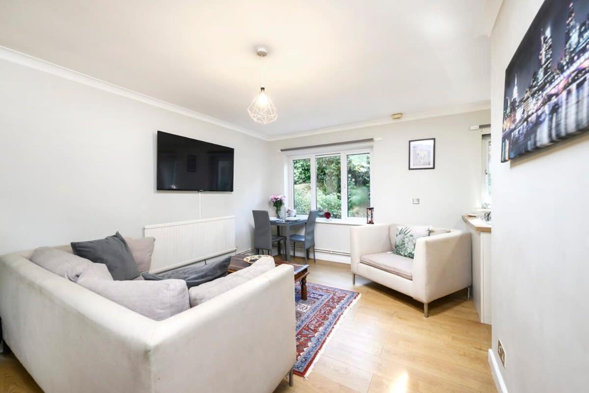One bedroom central Slough with parking view 5