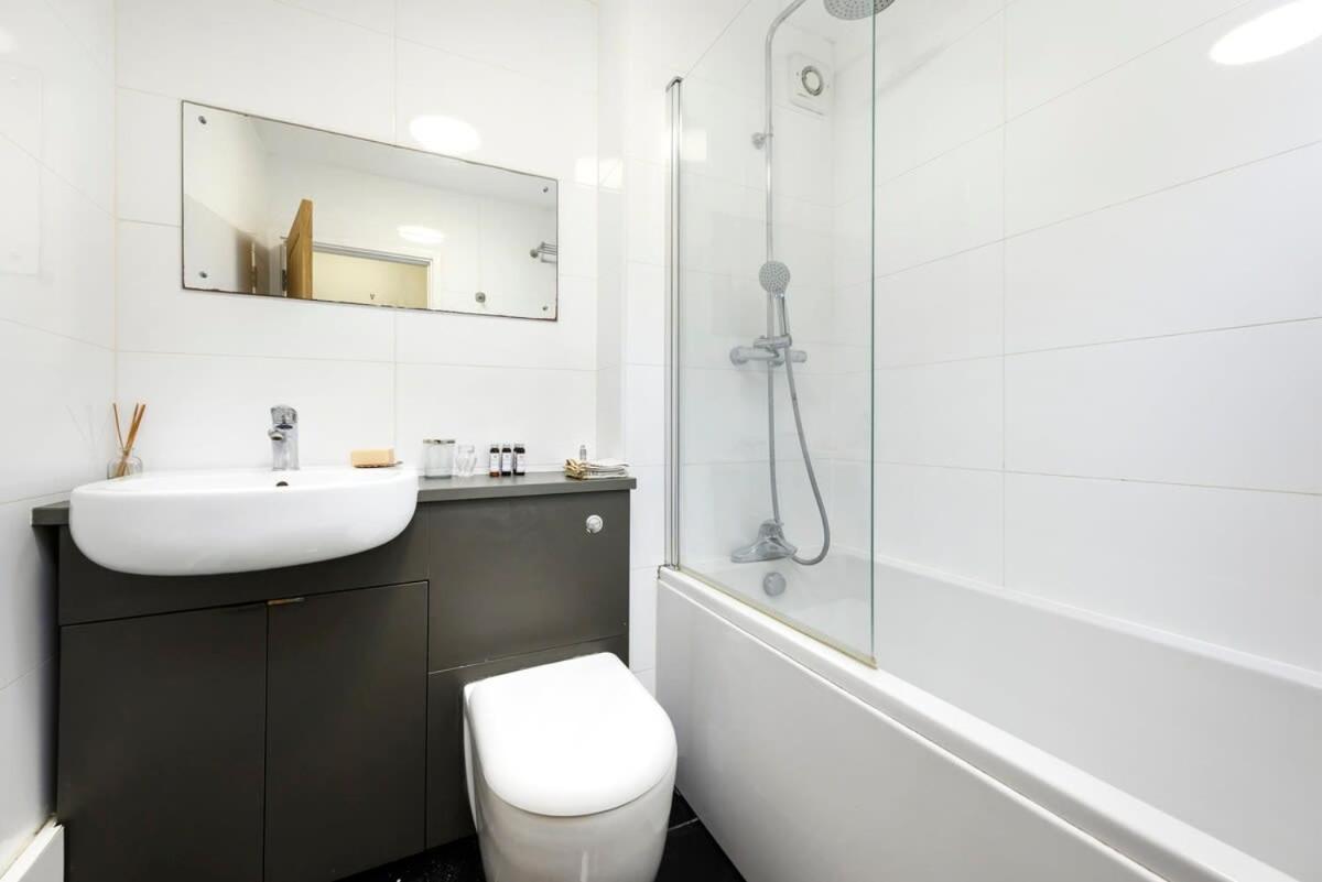 One bedroom central Slough with parking view 3