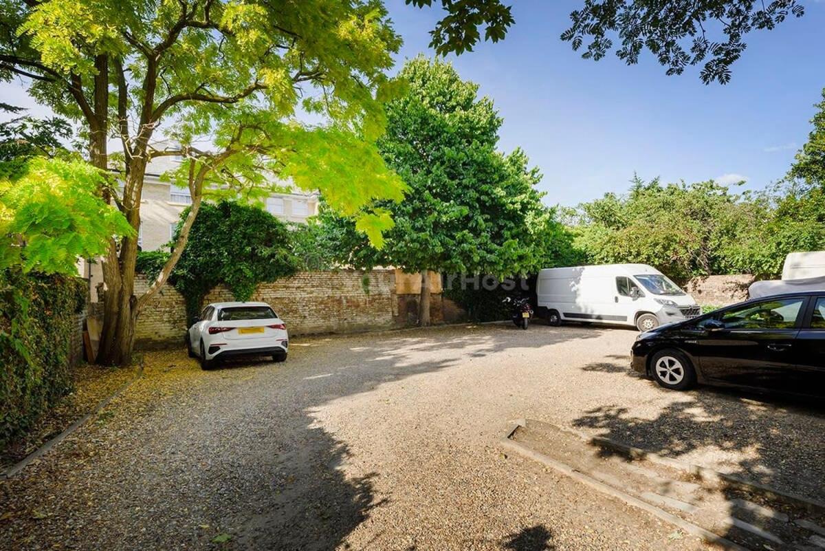 One bedroom central Slough with parking view 4
