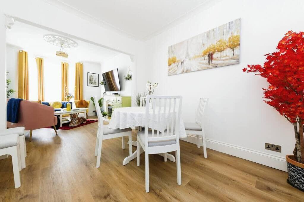 Your Chic 3BR Home Comfort and Style in London