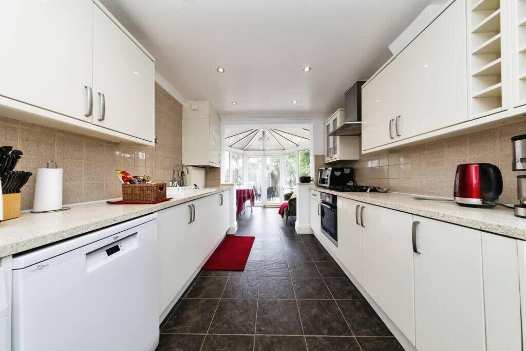 Your Chic 3BR Home Comfort and Style in London