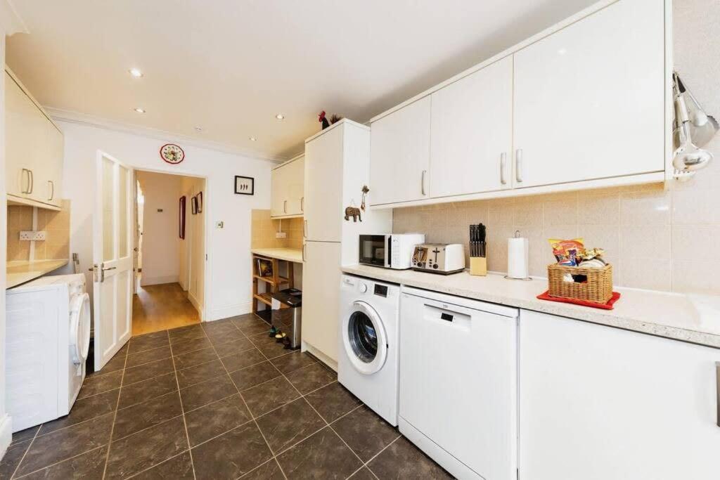 Your Chic 3BR Home Comfort and Style in London