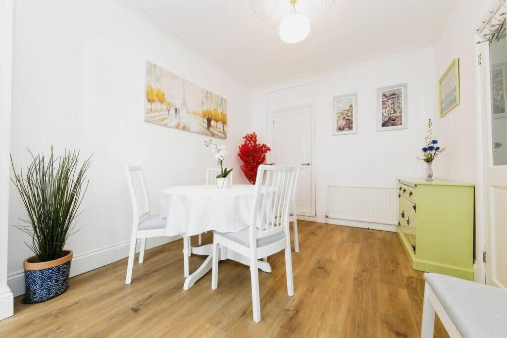 Your Chic 3BR Home Comfort and Style in London