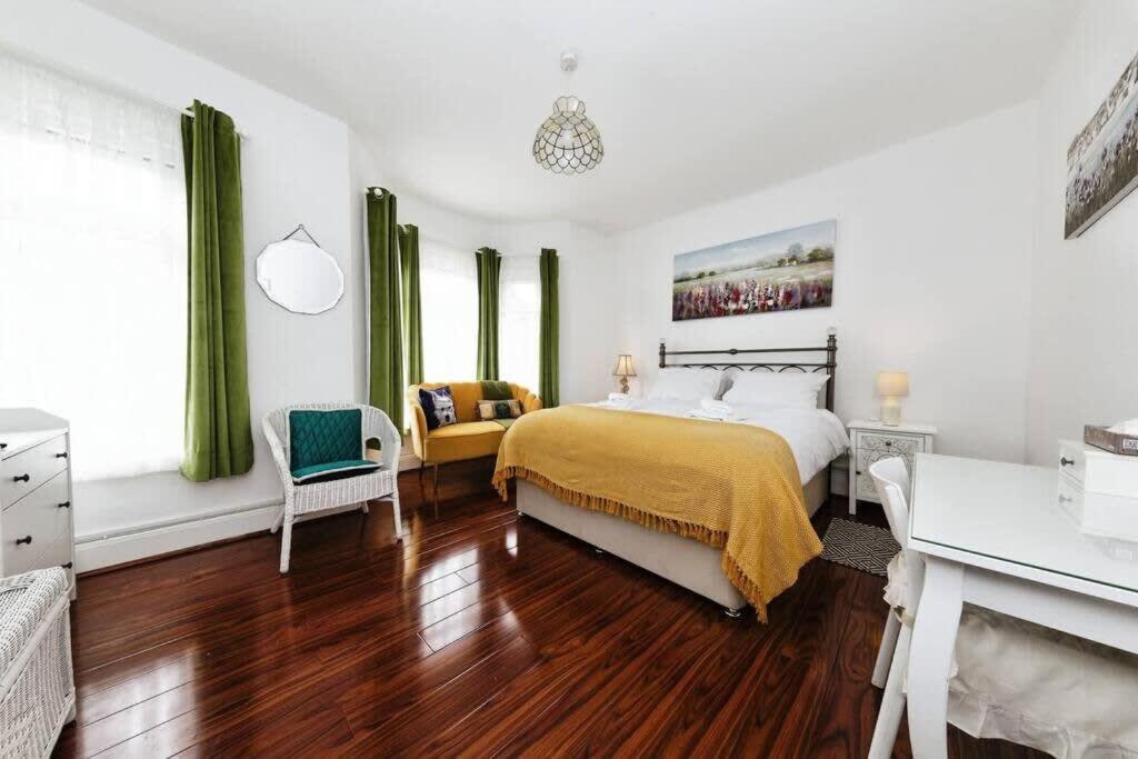 Your Chic 3BR Home Comfort and Style in London