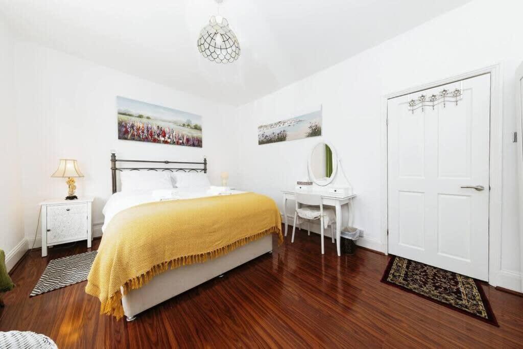 Your Chic 3BR Home Comfort and Style in London