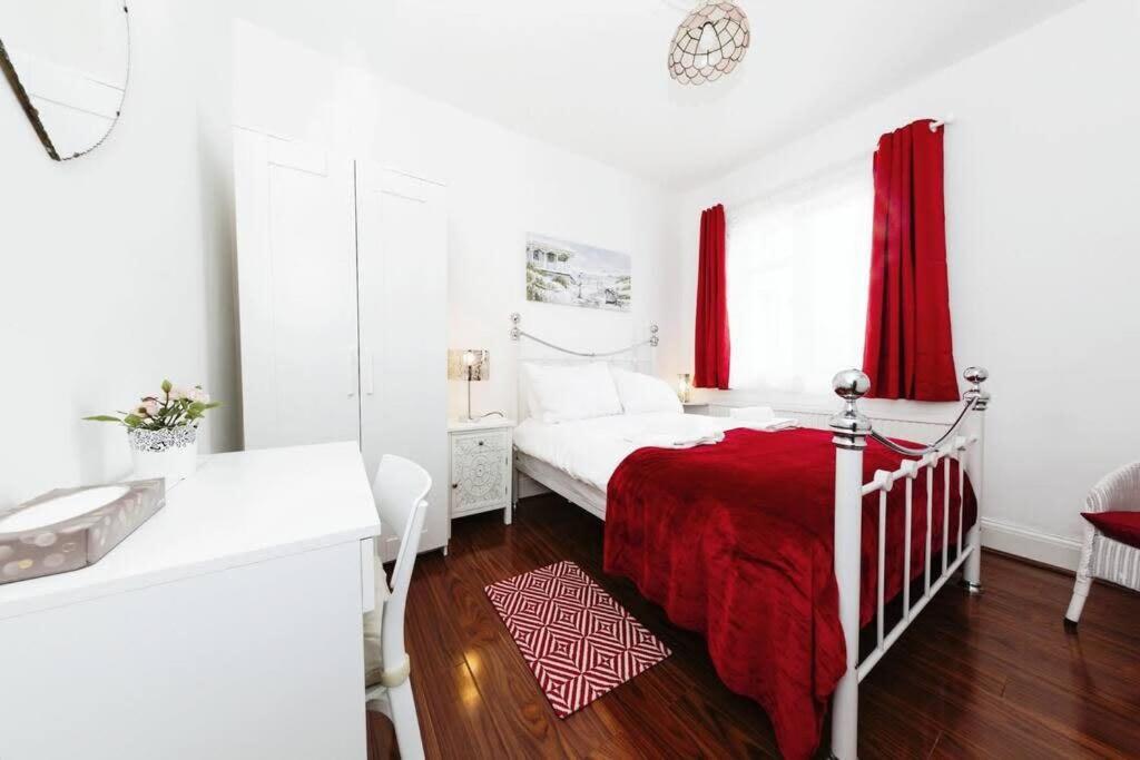 Your Chic 3BR Home Comfort and Style in London