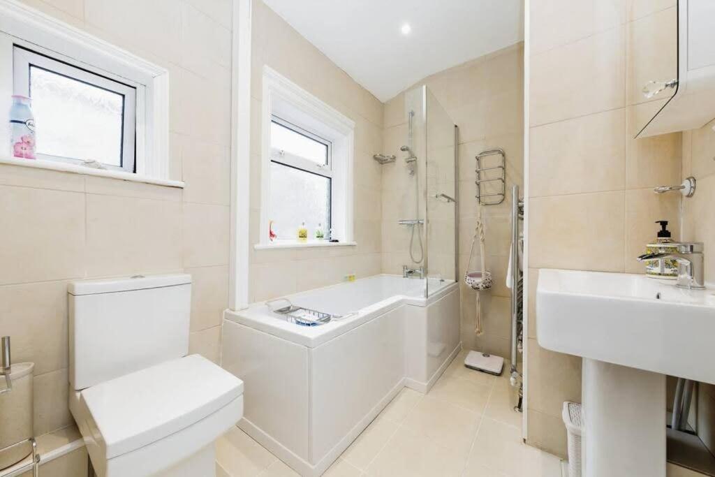 Your Chic 3BR Home Comfort and Style in London