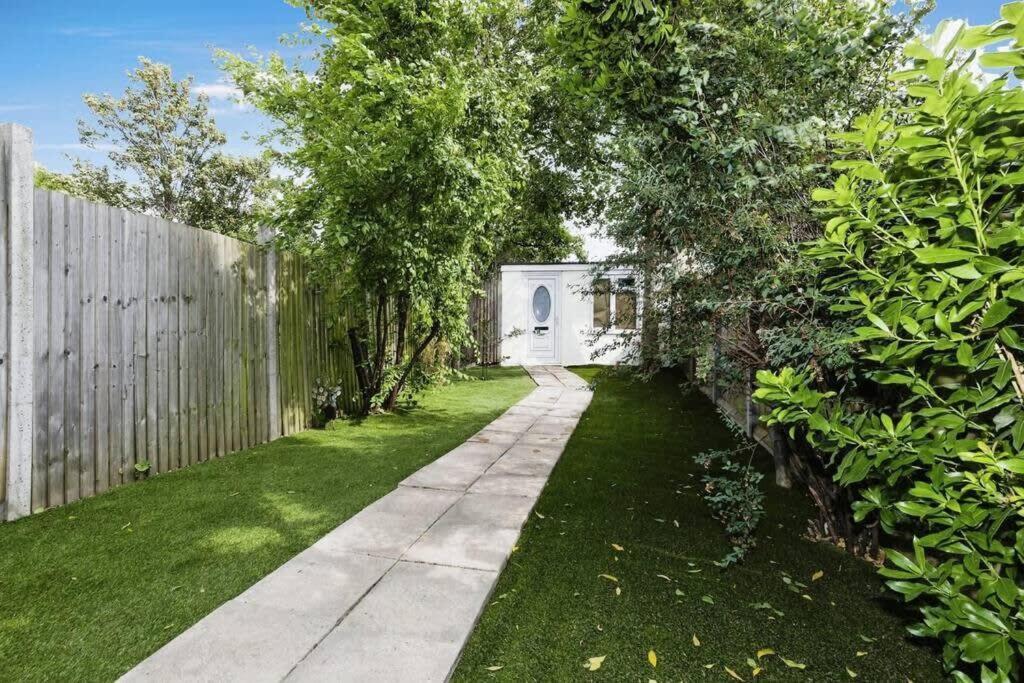 Your Chic 3BR Home Comfort and Style in London