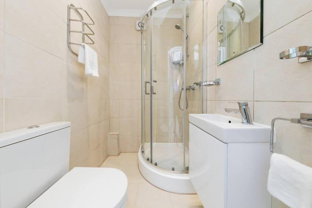 Your Chic 3BR Home Comfort and Style in London