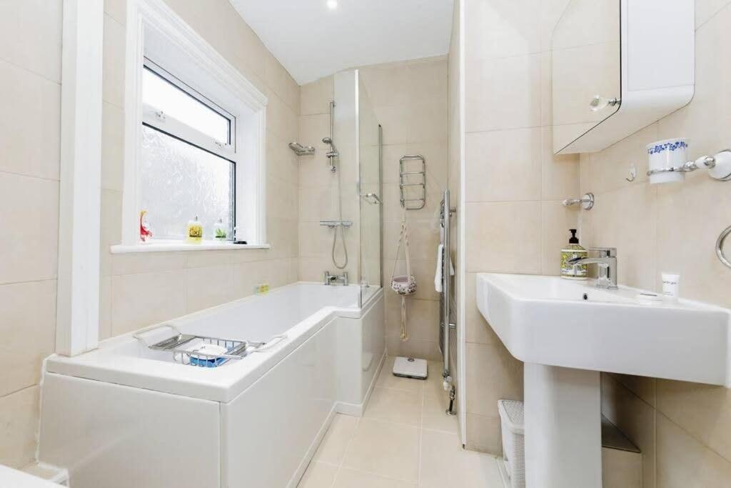 Your Chic 3BR Home Comfort and Style in London