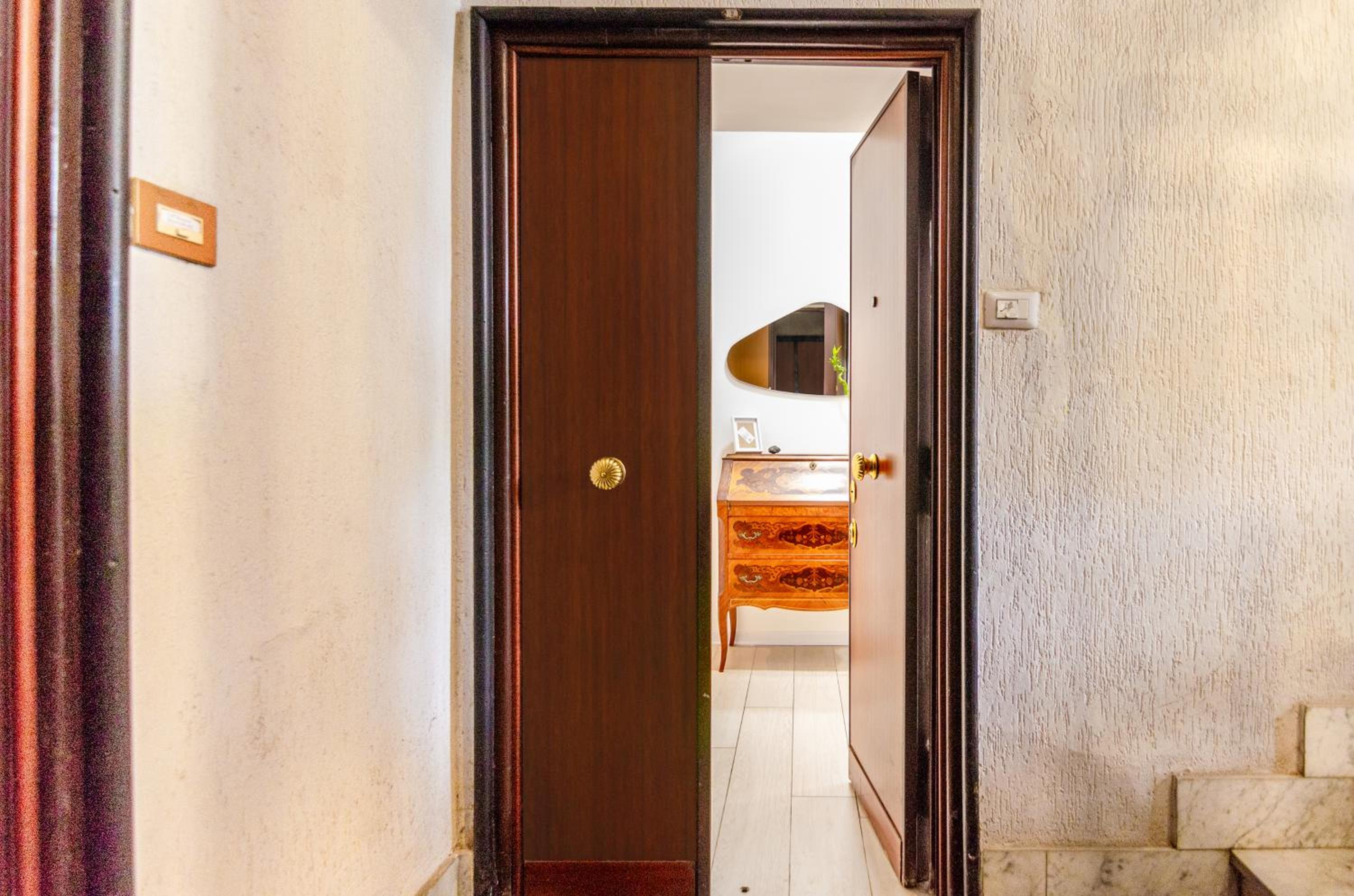 Dimora Clodia-Casa intera con stanza privata e bagno in condivisione