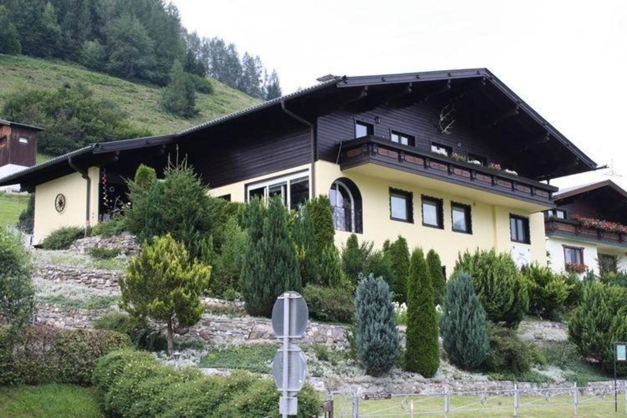 Geräumig ausgelegte Ferienwohnung in der oberen Etage mit Bergblick vom privaten Balkon