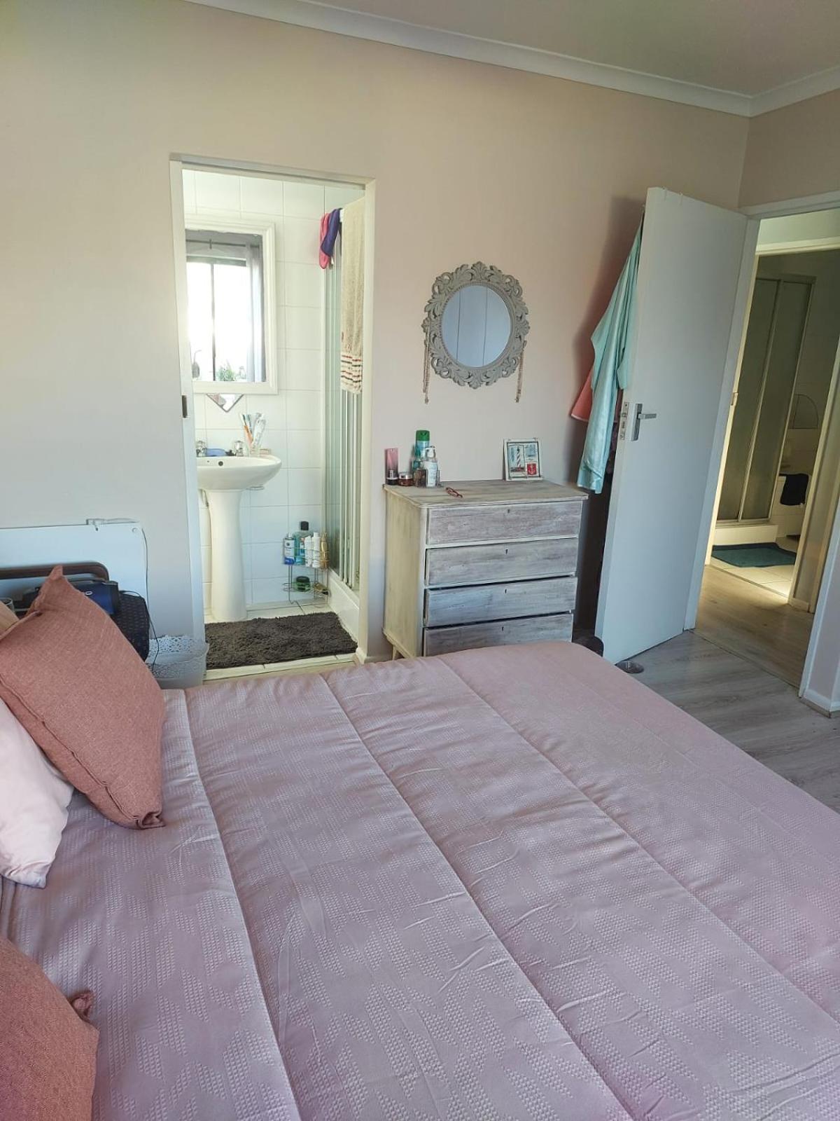 Self-Catering Apartment near beach view 4