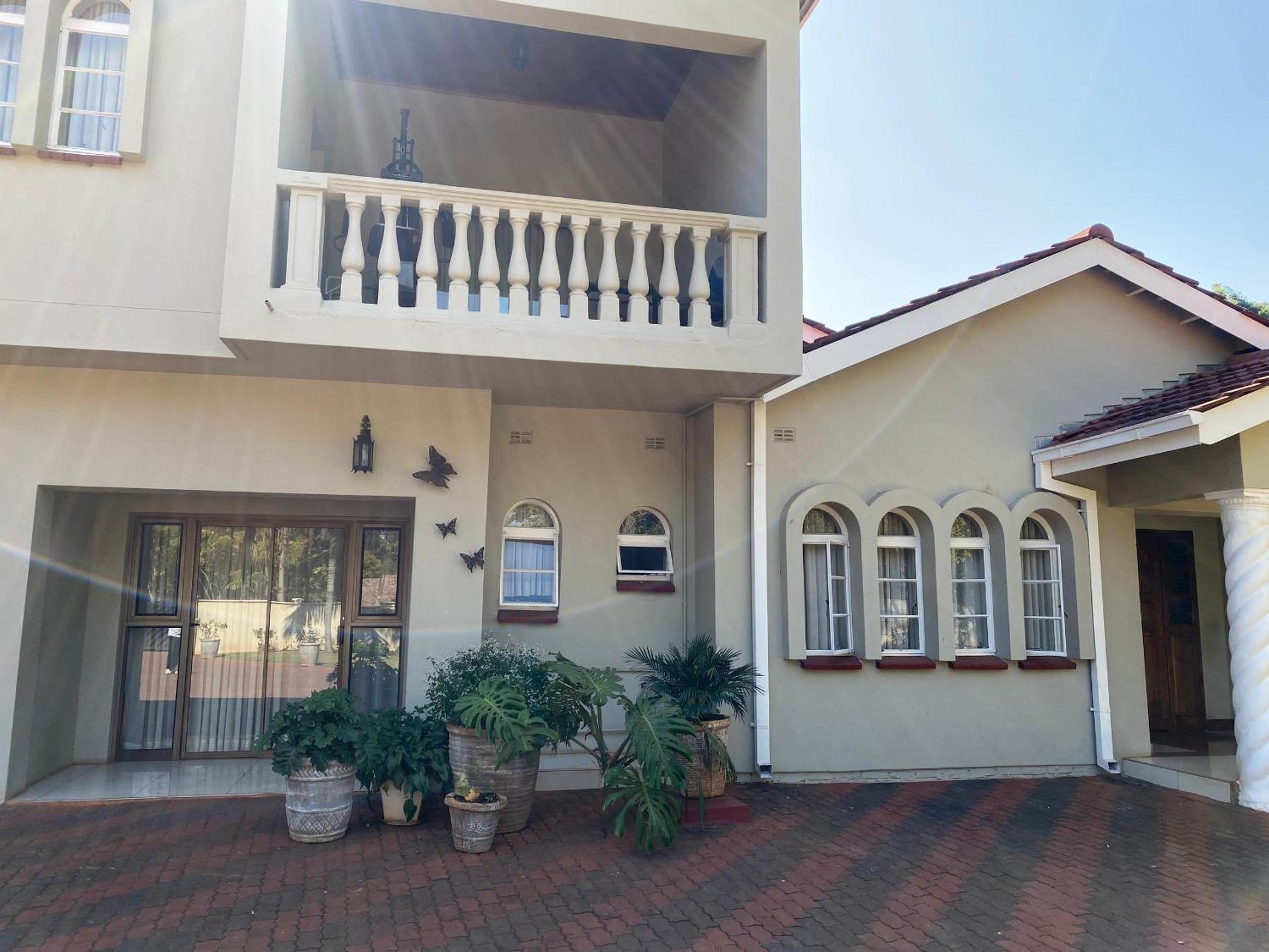 Luxurious 4 bed with pool in Helensvale - 2255