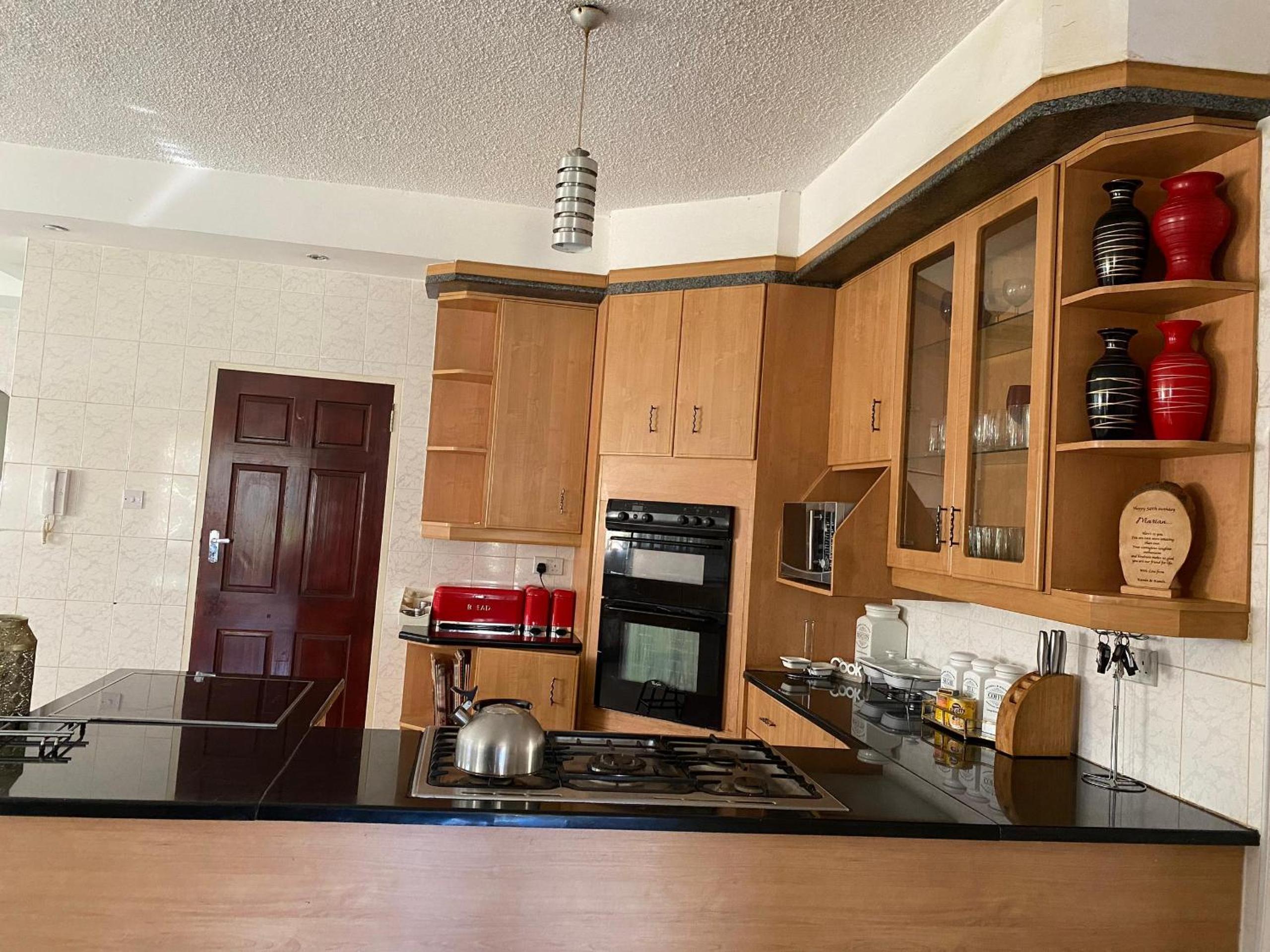Luxurious 4 bed with pool in Helensvale - 2255