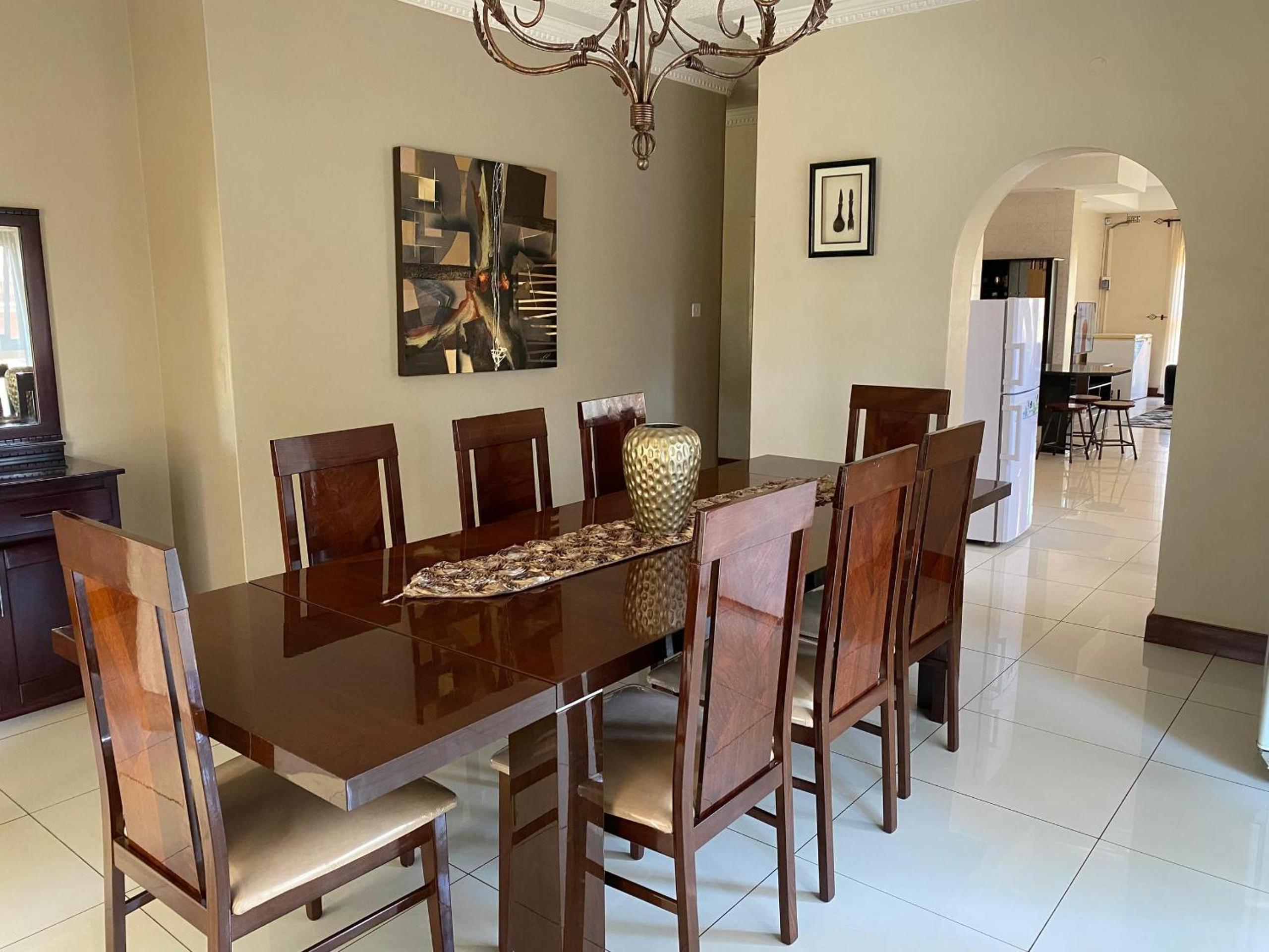 Luxurious 4 bed with pool in Helensvale - 2255