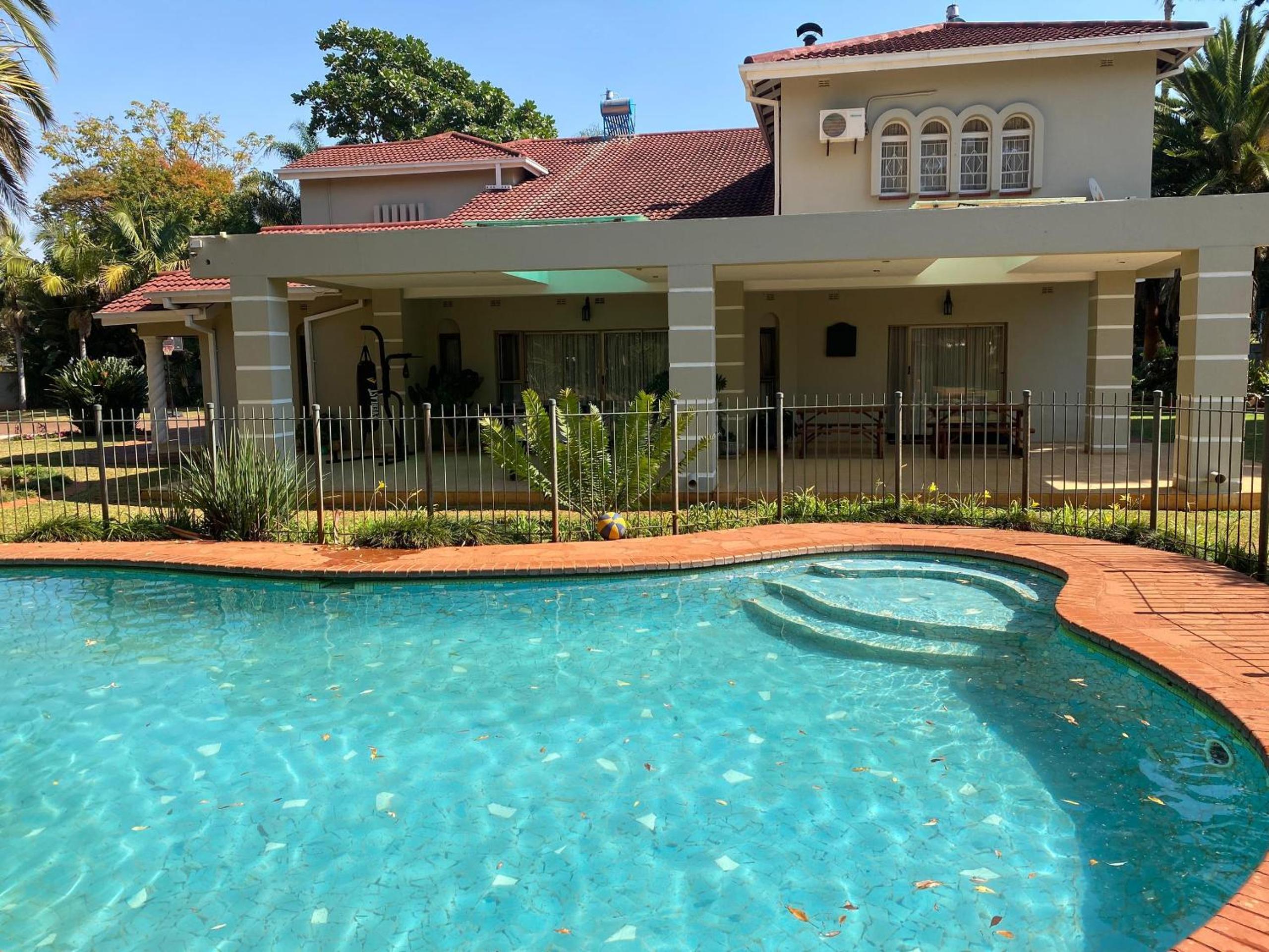 Luxurious 4 bed with pool in Helensvale - 2255