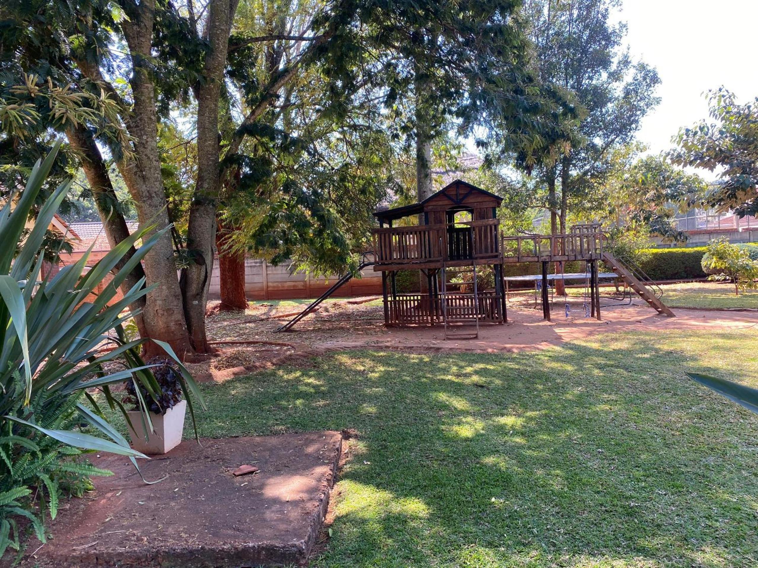 Luxurious 4 bed with pool in Helensvale - 2255