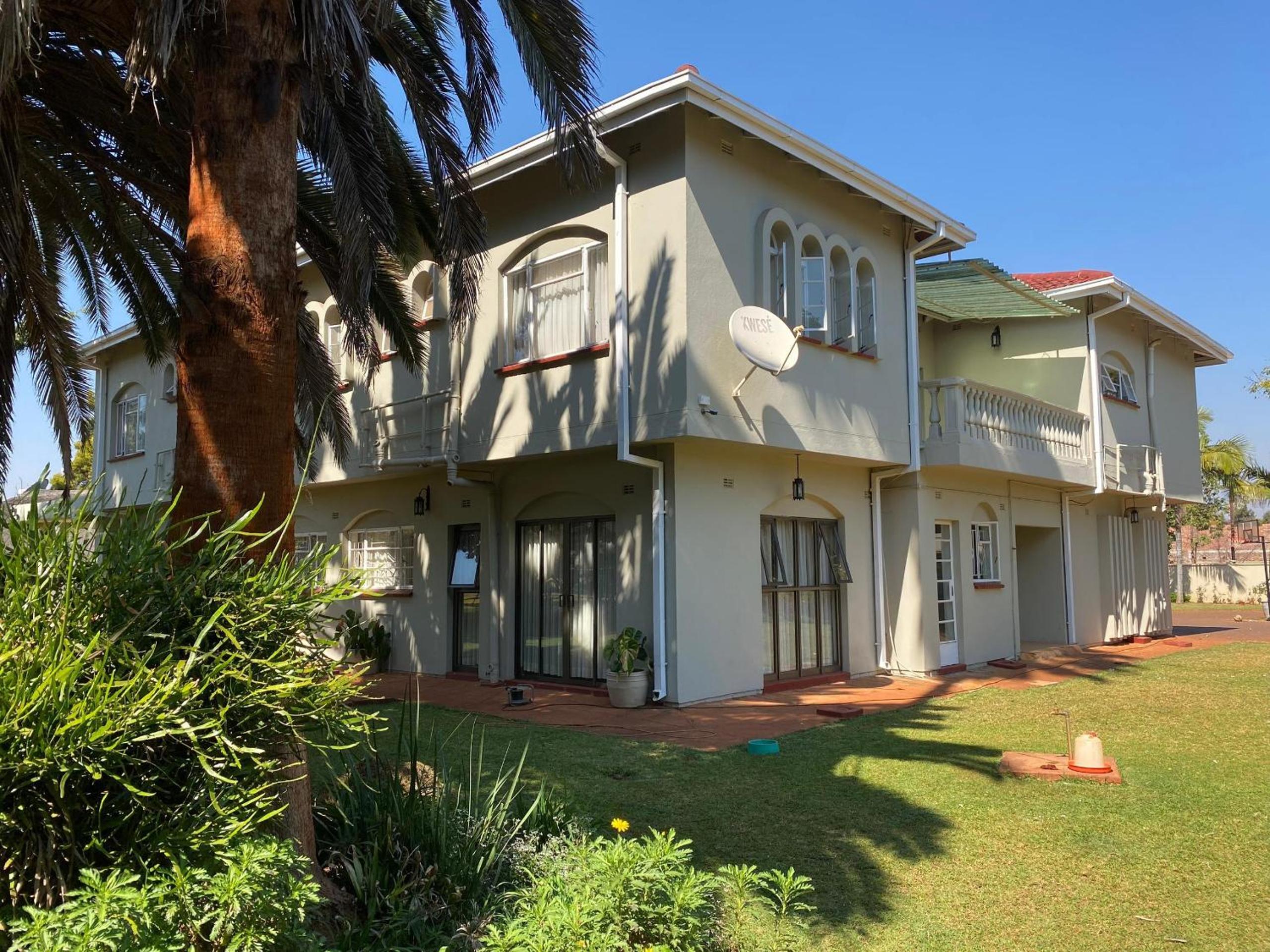 Luxurious 4 bed with pool in Helensvale - 2255