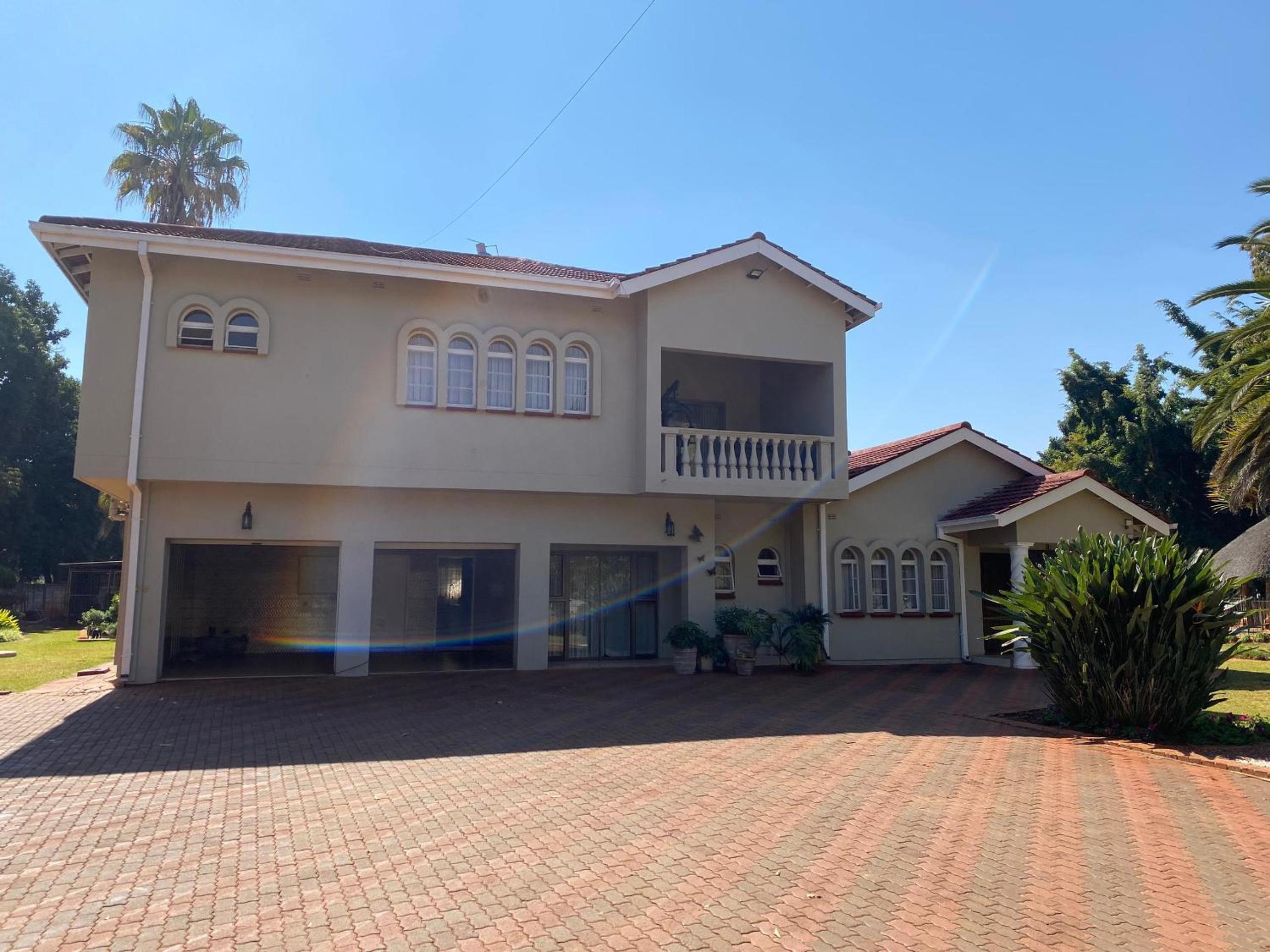 Luxurious 4 bed with pool in Helensvale - 2255
