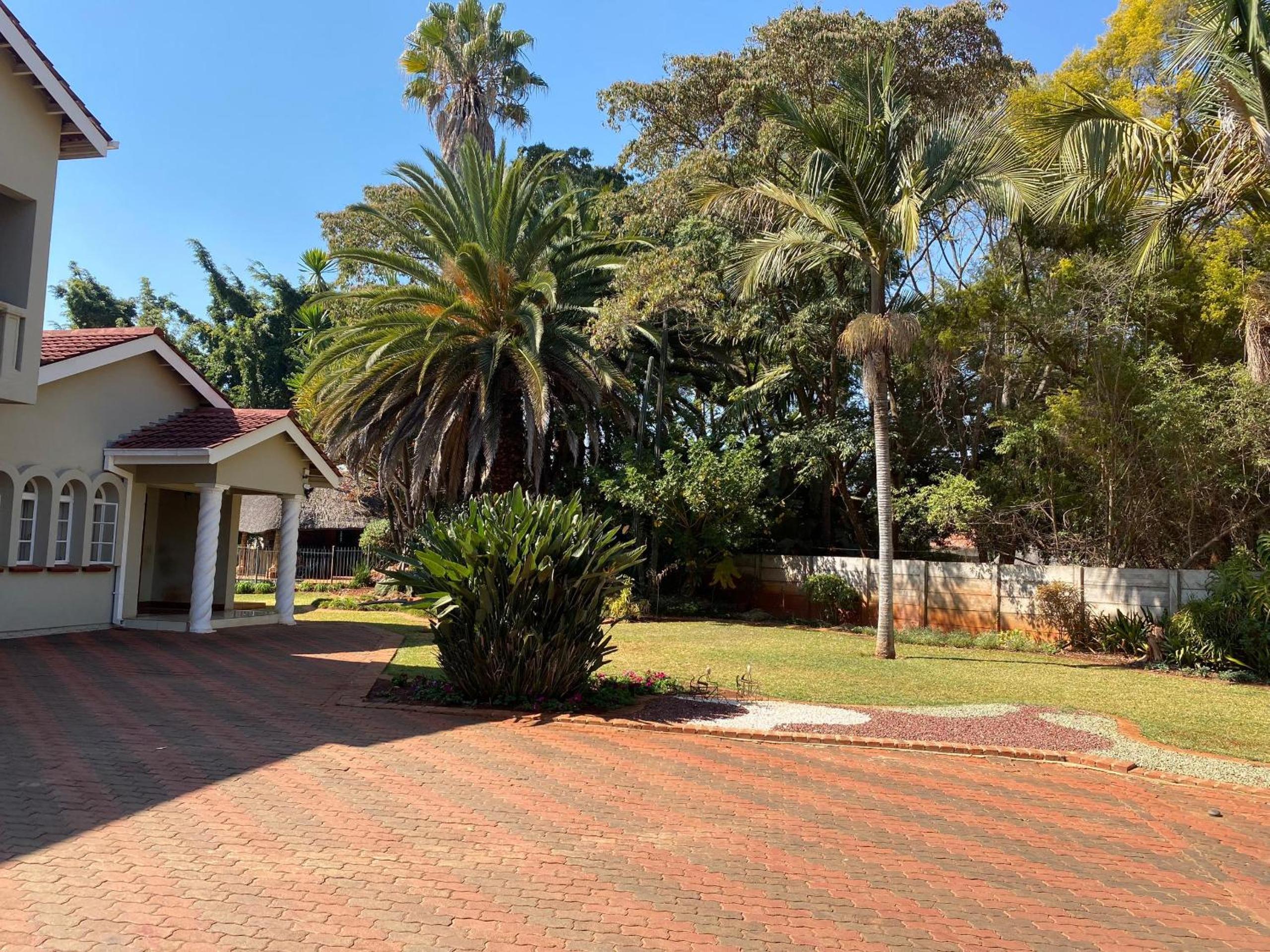 Luxurious 4 bed with pool in Helensvale - 2255