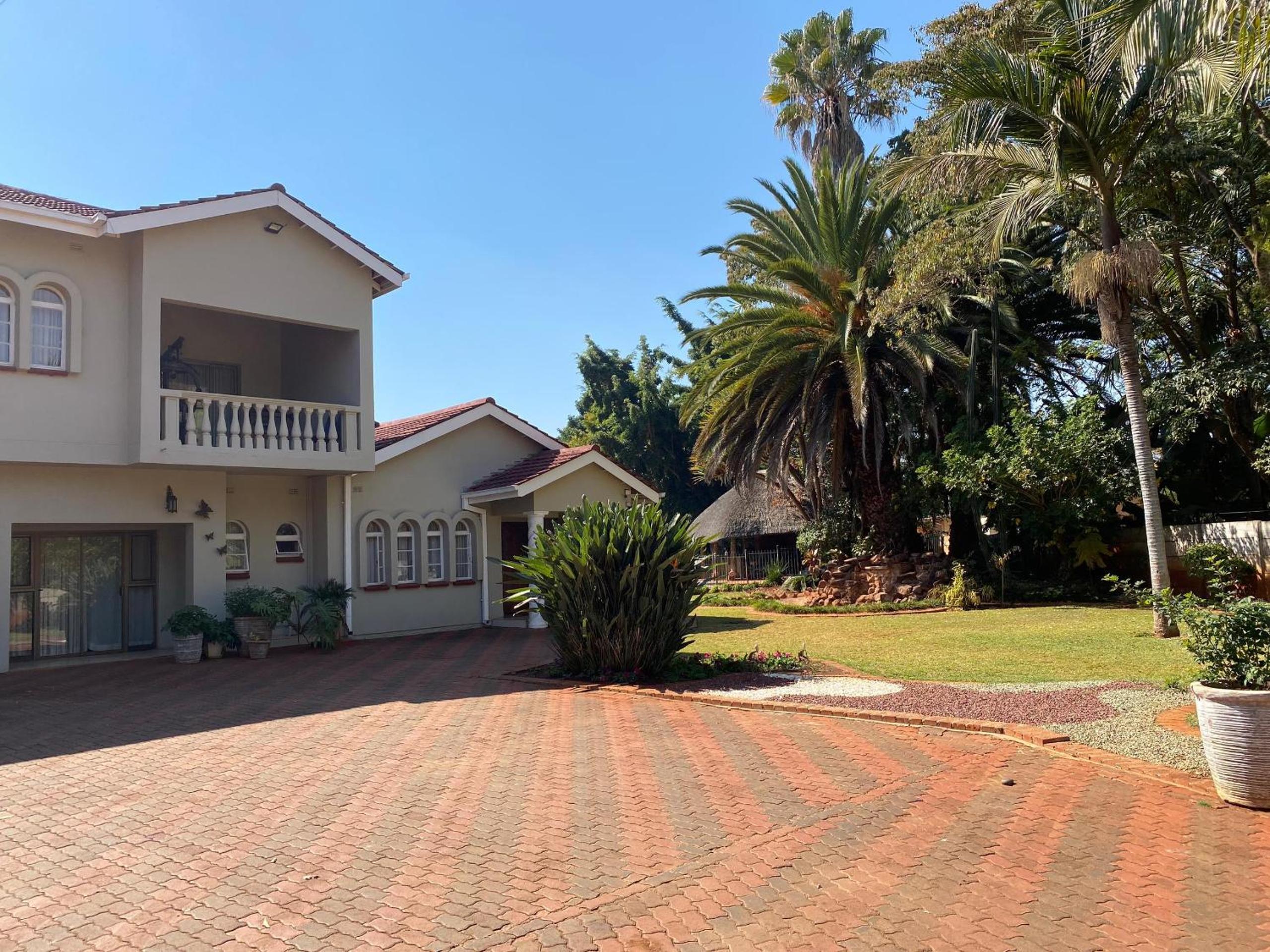 Luxurious 4 bed with pool in Helensvale - 2255