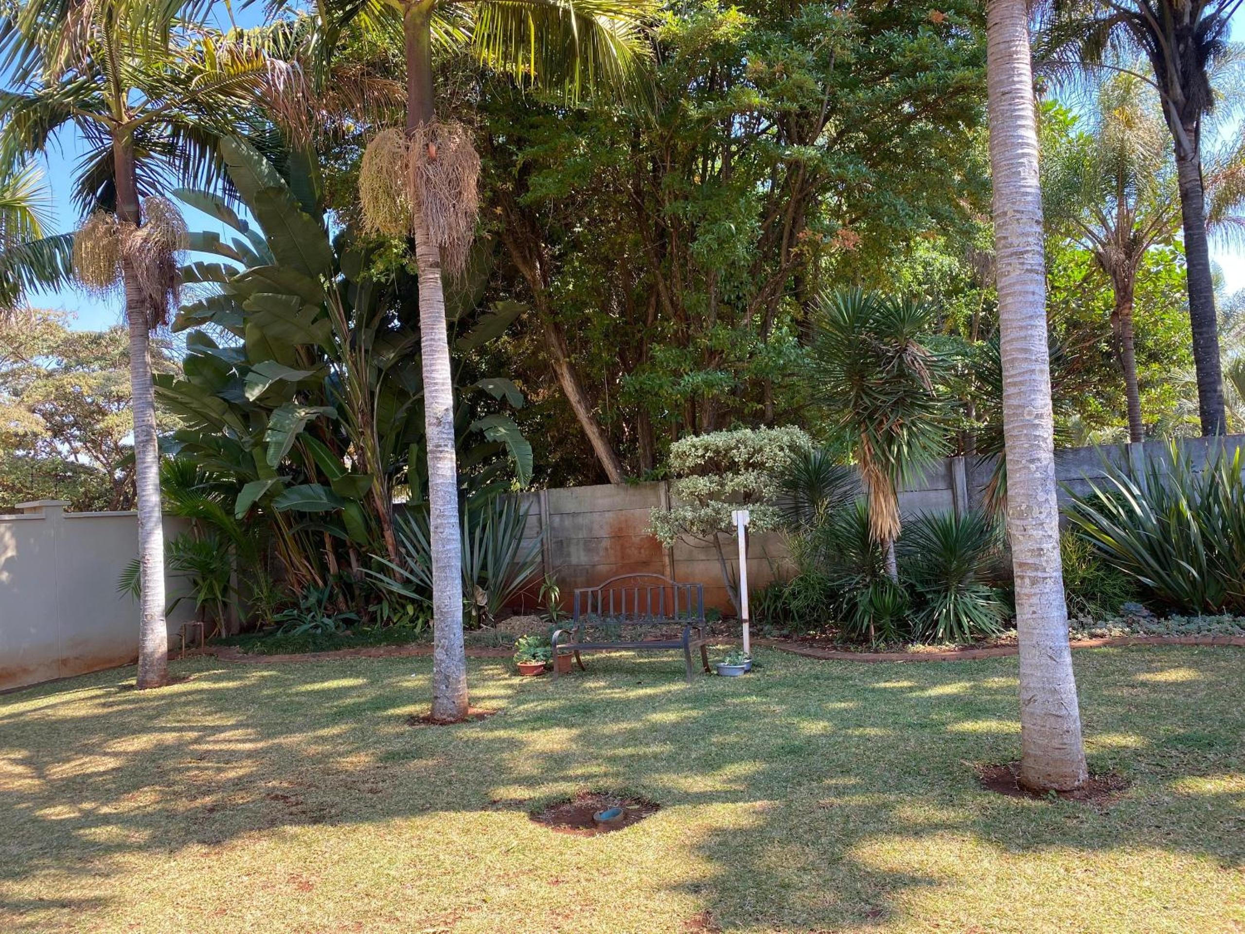 Luxurious 4 bed with pool in Helensvale - 2255