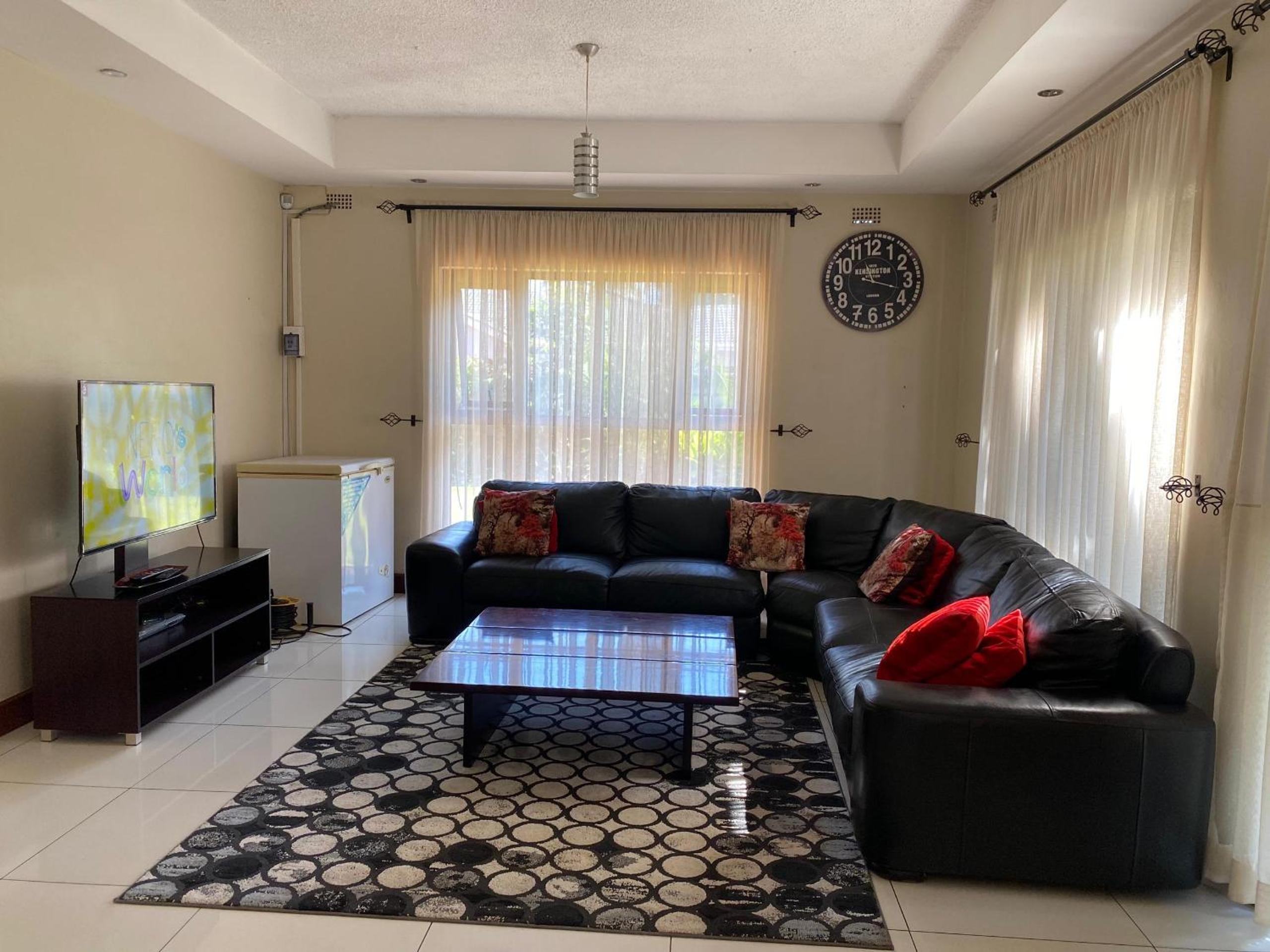 Luxurious 4 bed with pool in Helensvale - 2255