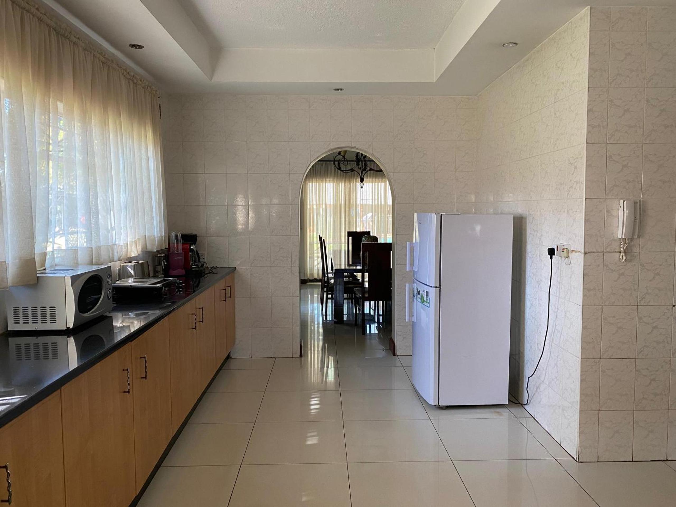 Luxurious 4 bed with pool in Helensvale - 2255