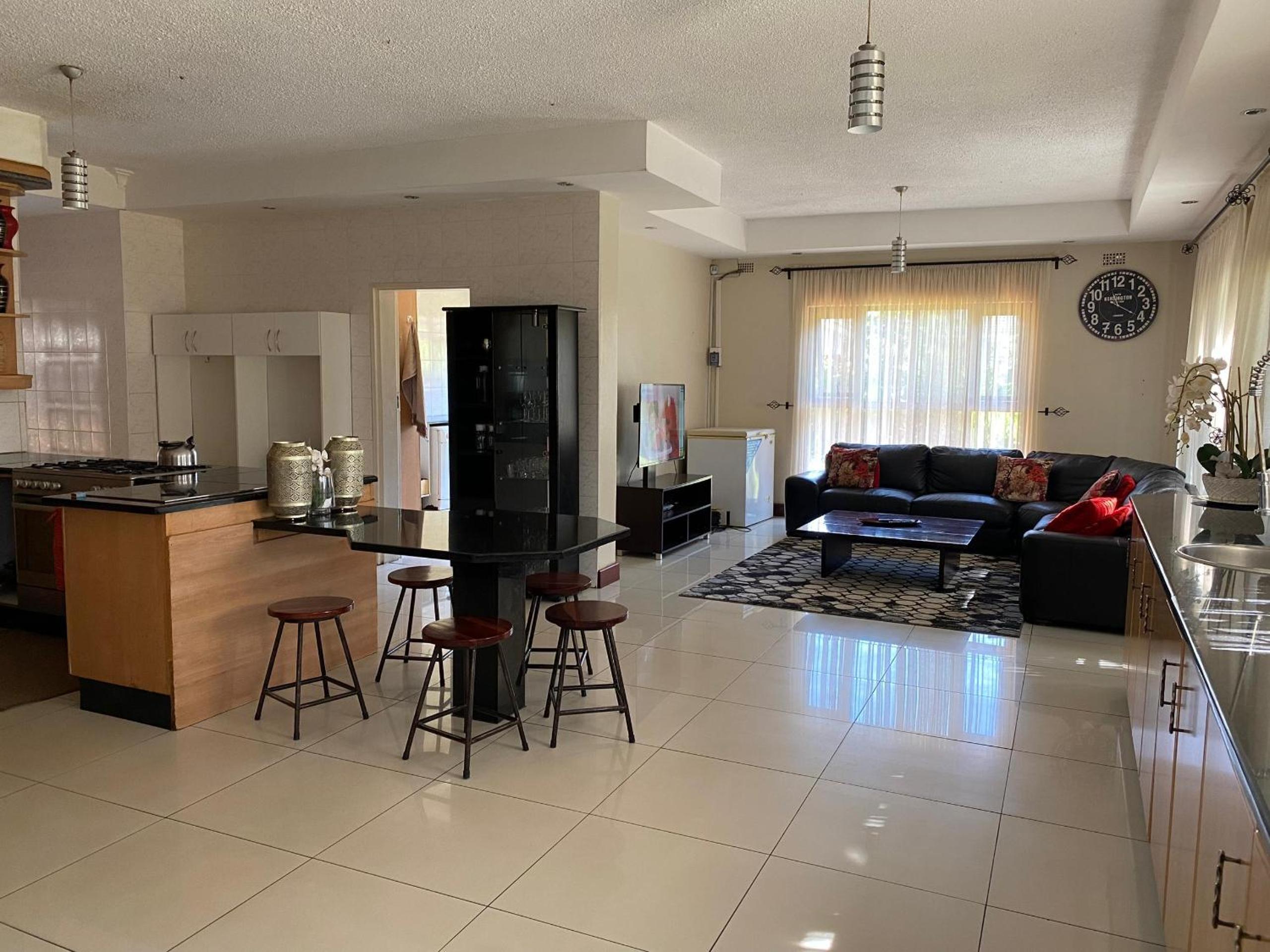 Luxurious 4 bed with pool in Helensvale - 2255