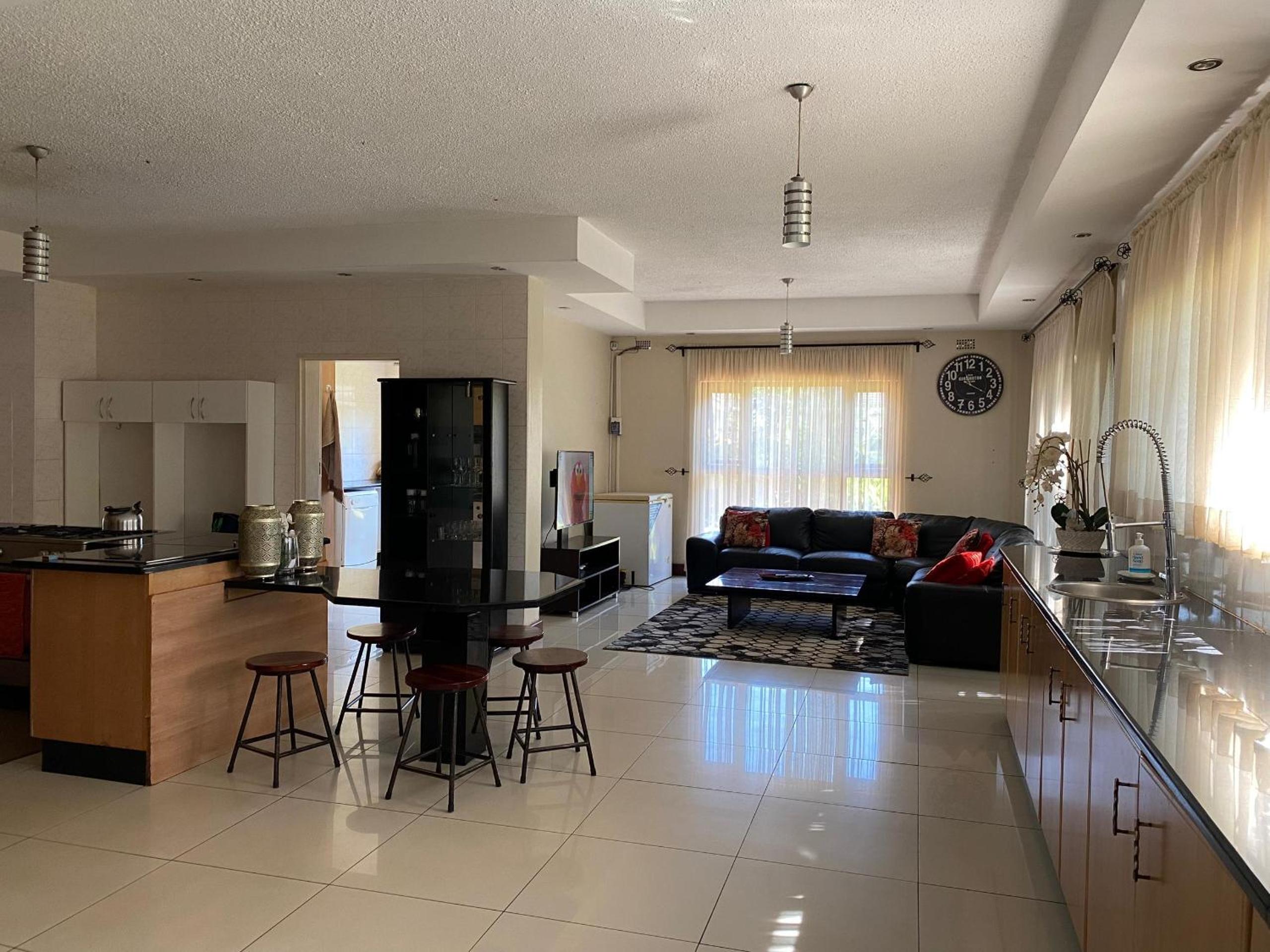 Luxurious 4 bed with pool in Helensvale - 2255