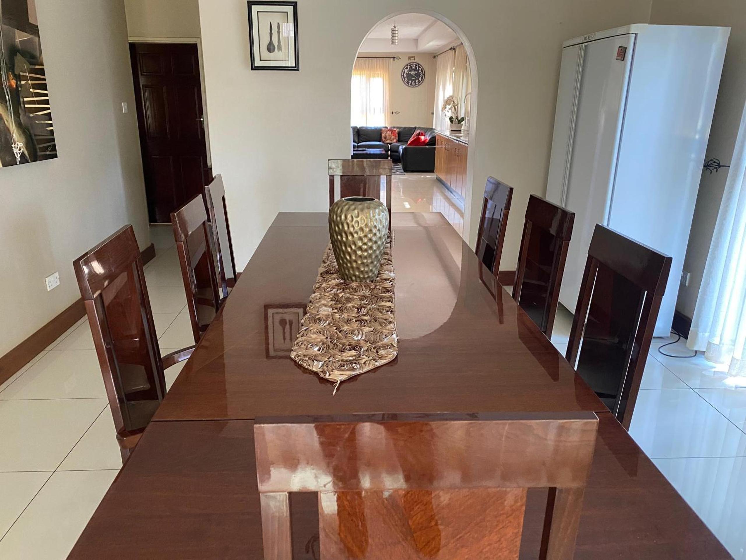 Luxurious 4 bed with pool in Helensvale - 2255