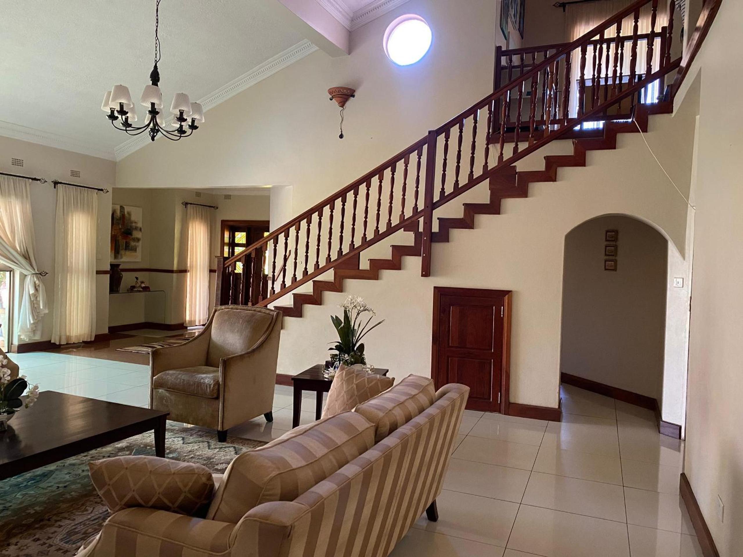 Luxurious 4 bed with pool in Helensvale - 2255