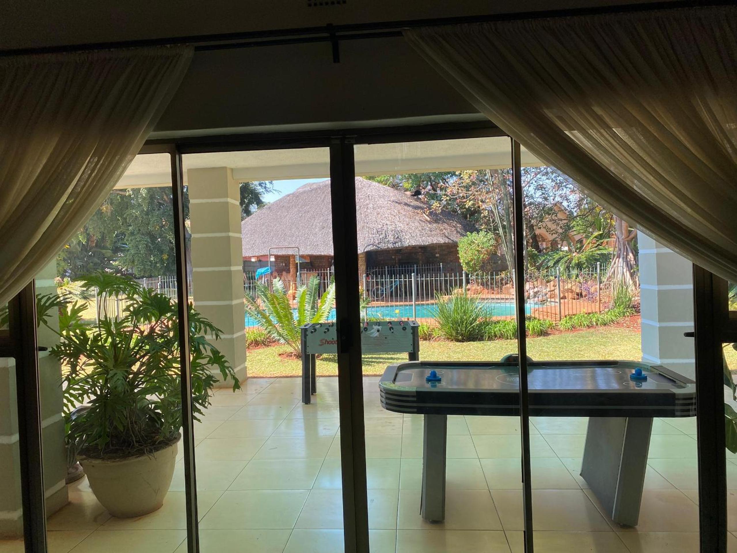 Luxurious 4 bed with pool in Helensvale - 2255