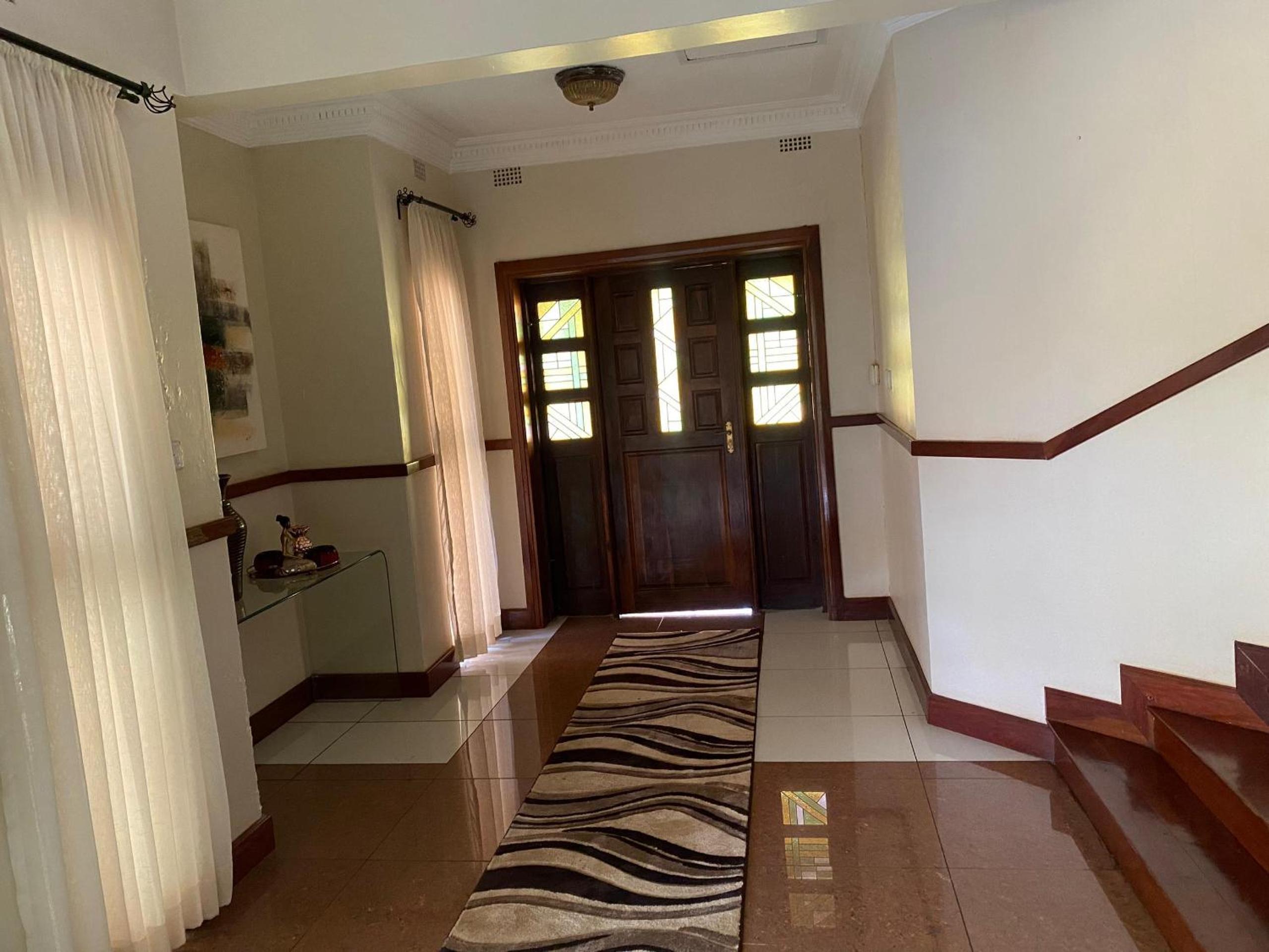 Luxurious 4 bed with pool in Helensvale - 2255