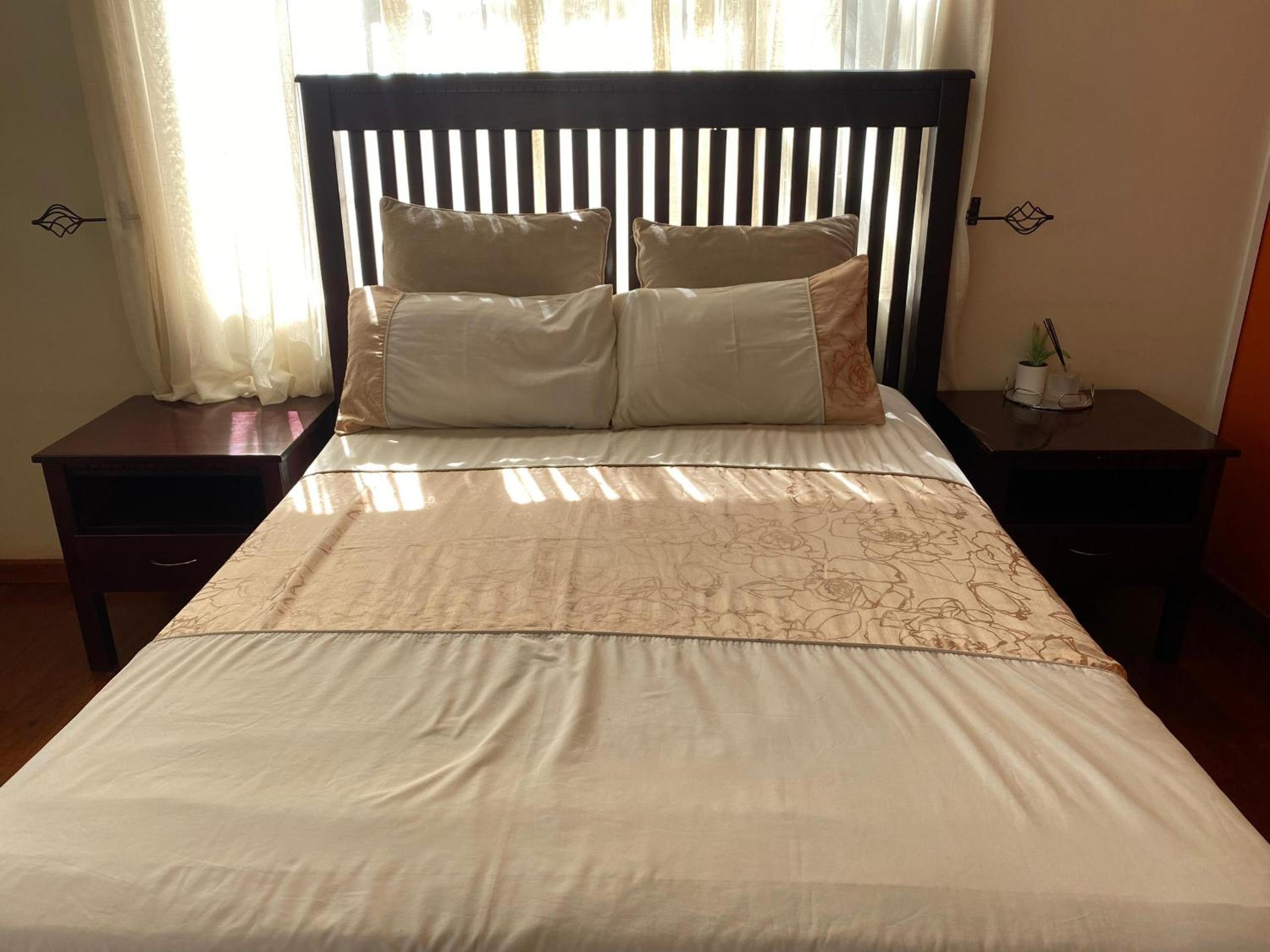 Luxurious 4 bed with pool in Helensvale - 2255