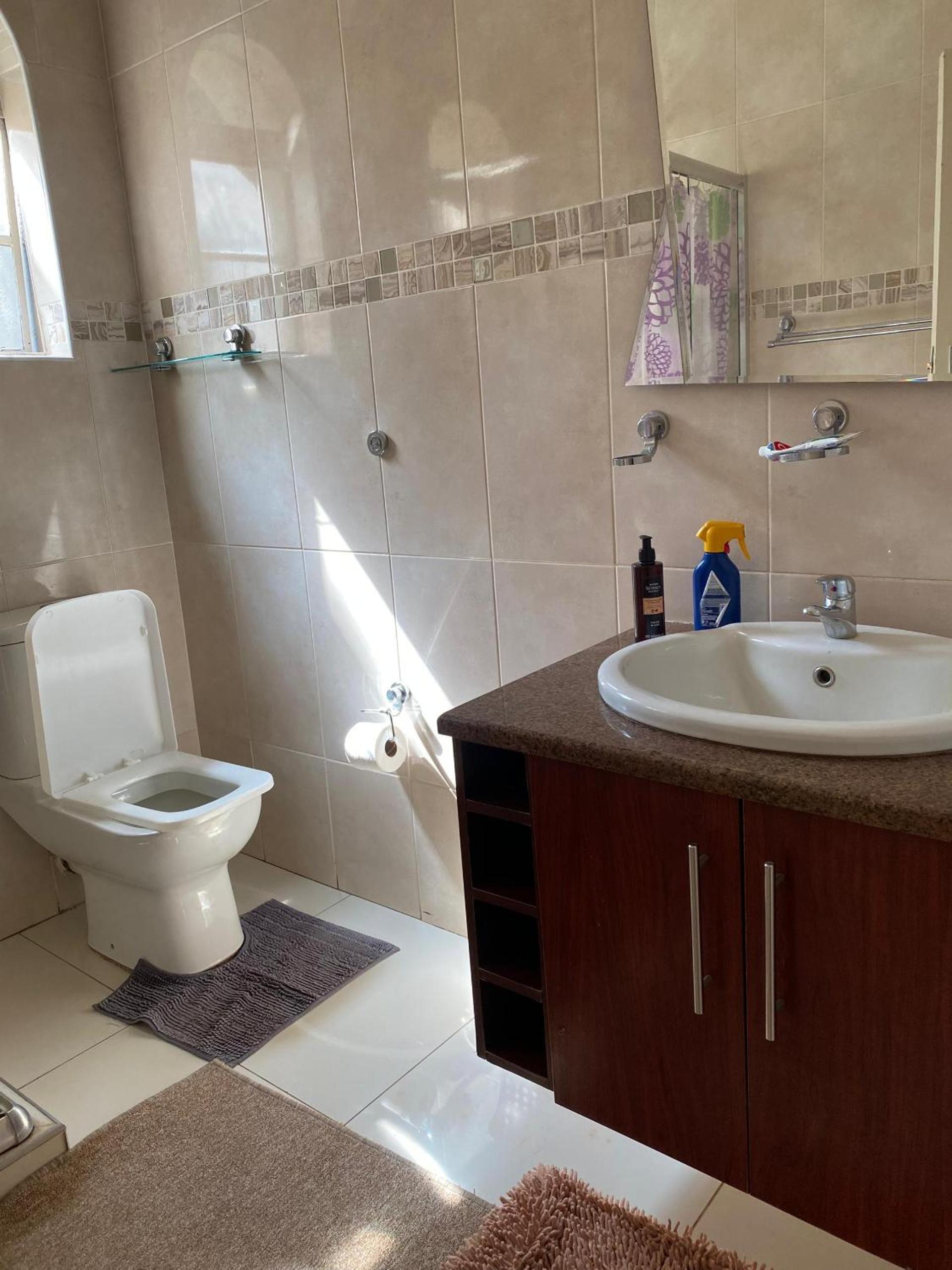Luxurious 4 bed with pool in Helensvale - 2255