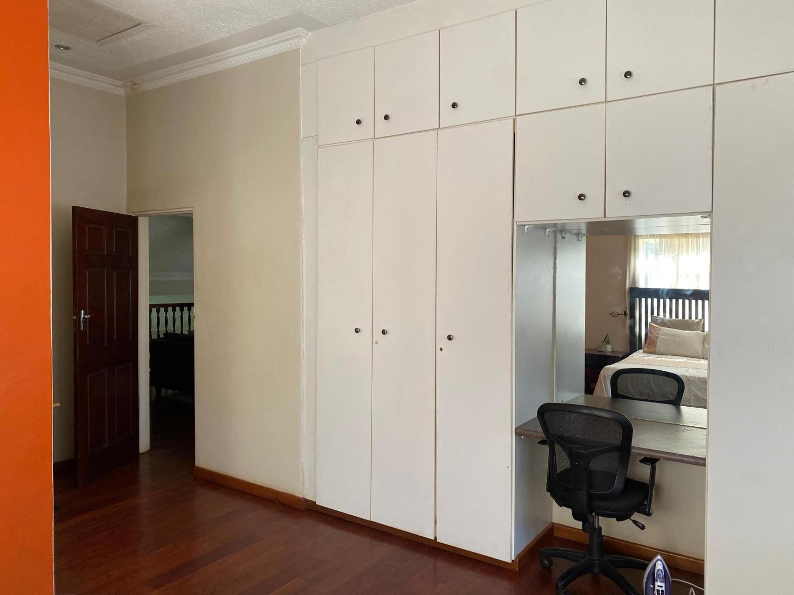 Luxurious 4 bed with pool in Helensvale - 2255