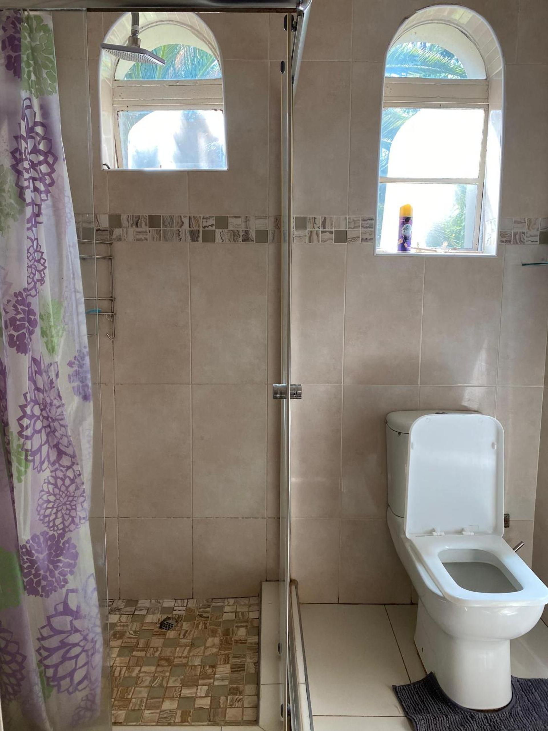 Luxurious 4 bed with pool in Helensvale - 2255