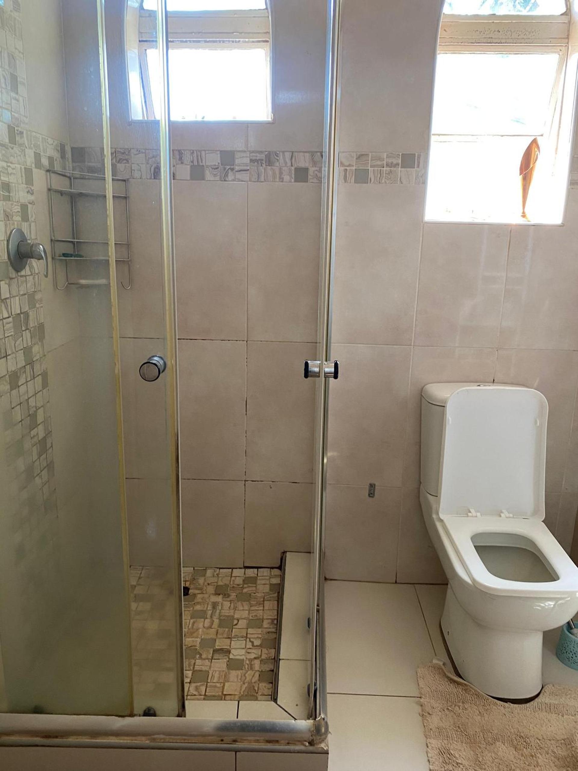 Luxurious 4 bed with pool in Helensvale - 2255