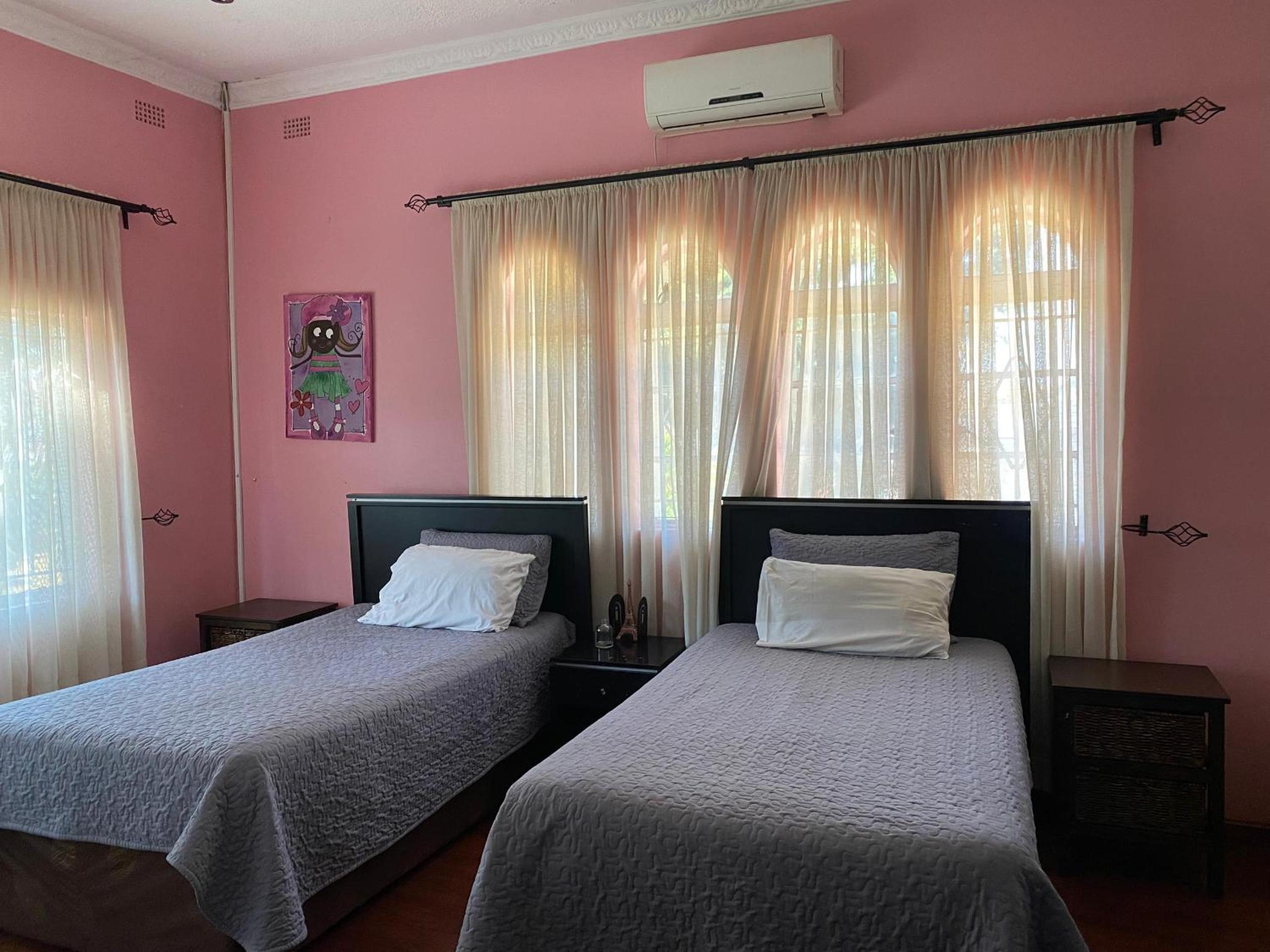 Luxurious 4 bed with pool in Helensvale - 2255