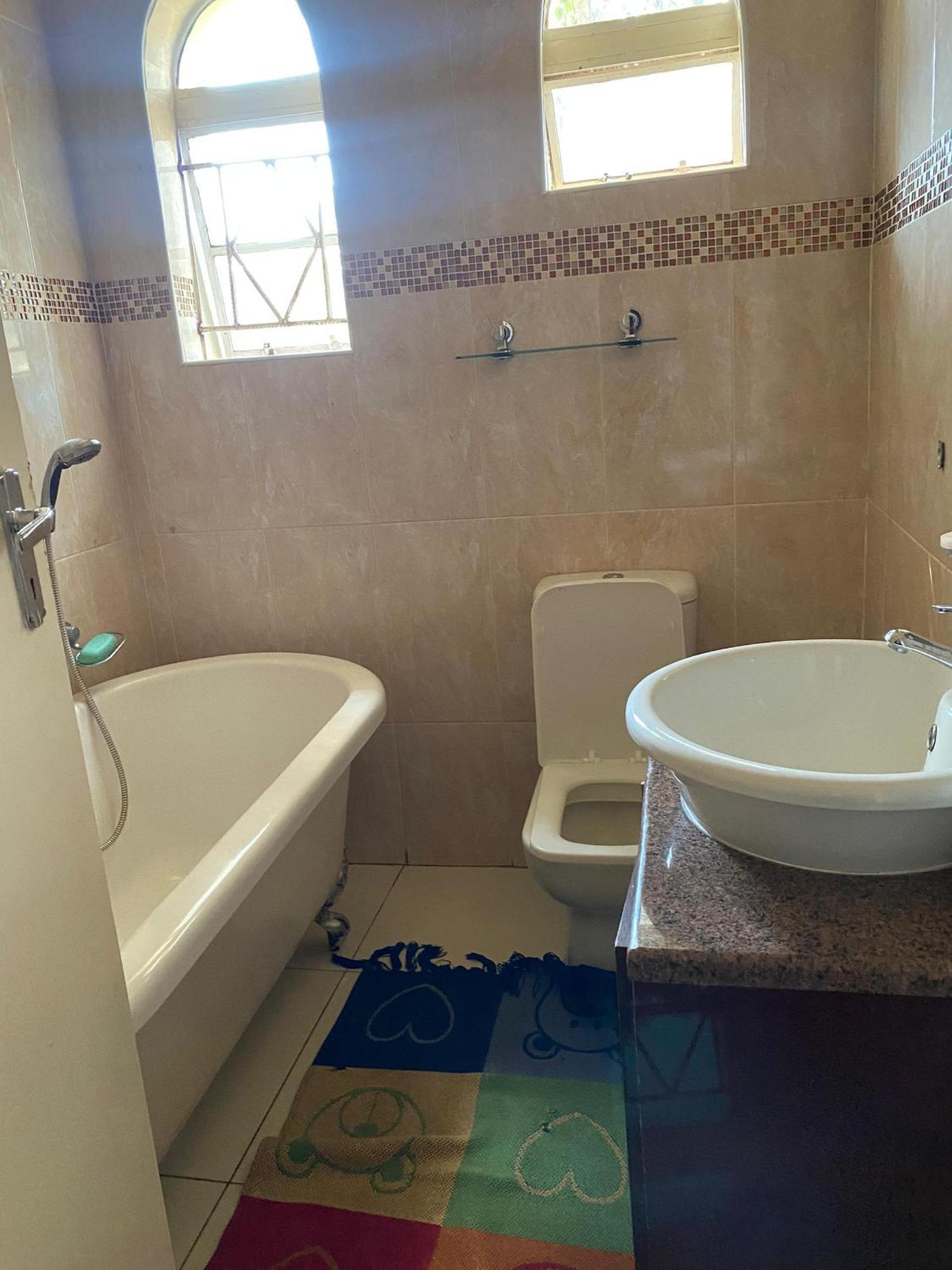 Luxurious 4 bed with pool in Helensvale - 2255