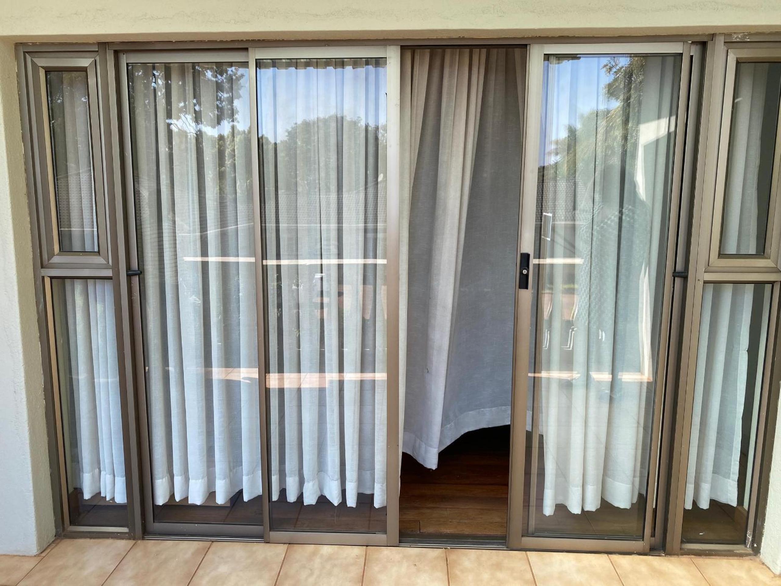 Luxurious 4 bed with pool in Helensvale - 2255