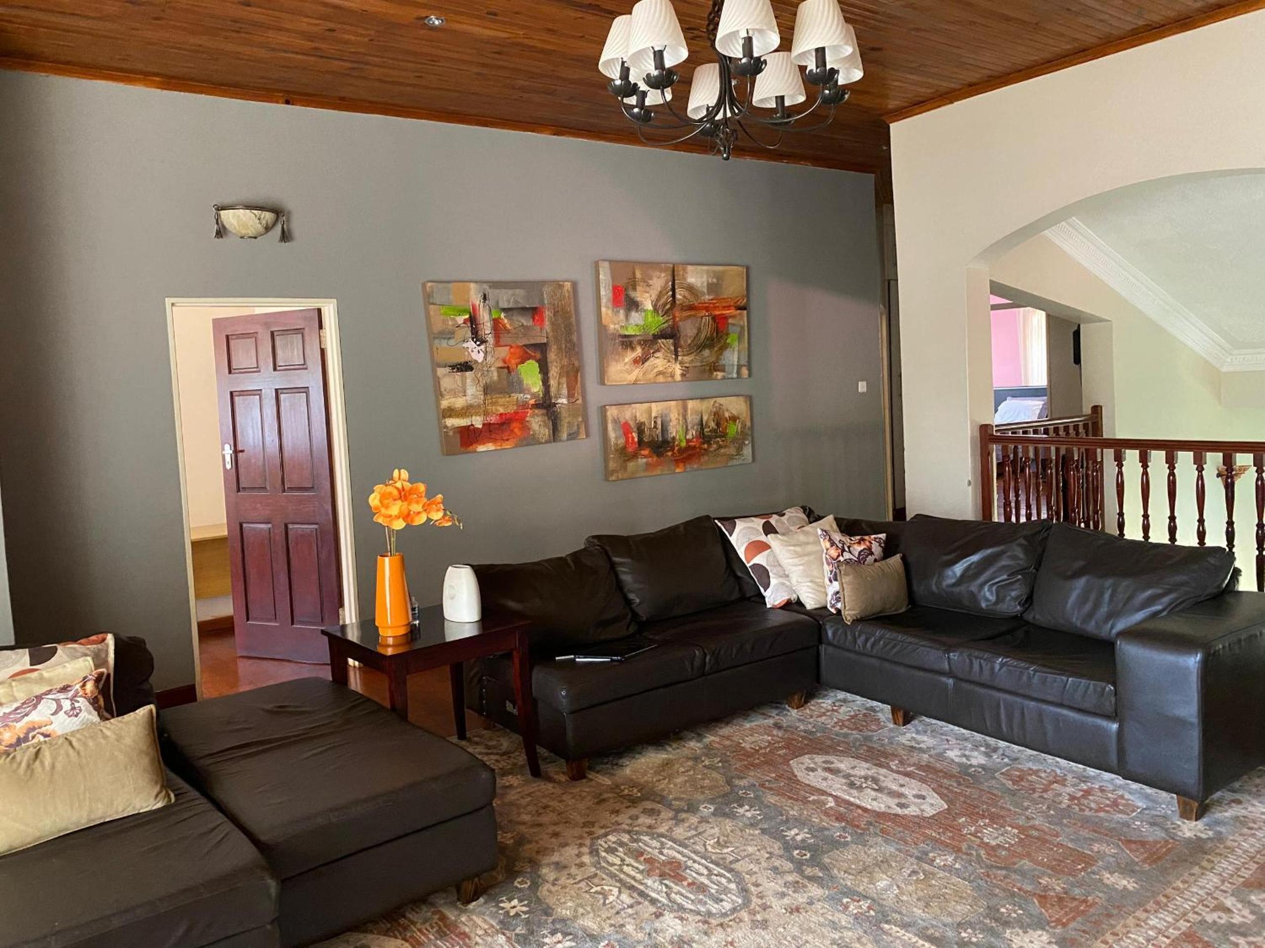 Luxurious 4 bed with pool in Helensvale - 2255