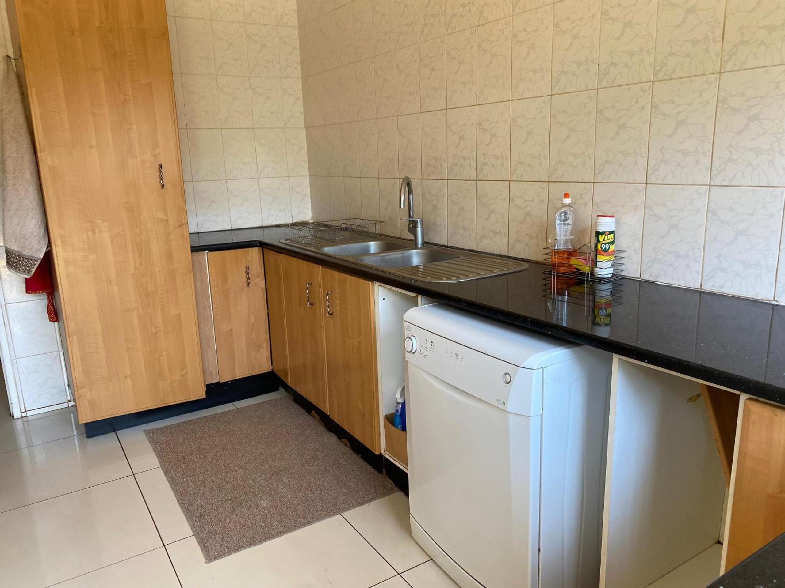 Luxurious 4 bed with pool in Helensvale - 2255