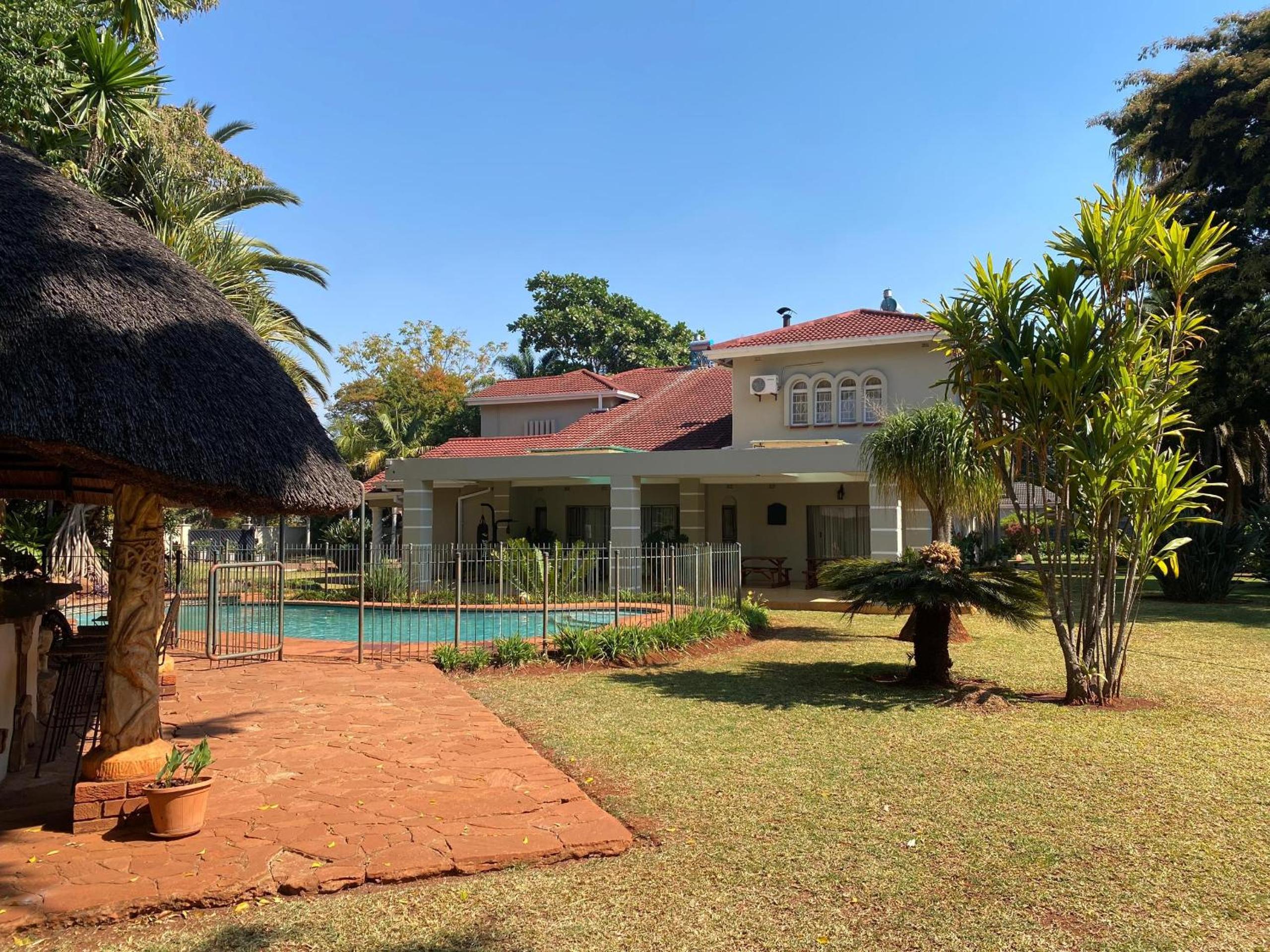 Luxurious 4 bed with pool in Helensvale - 2255
