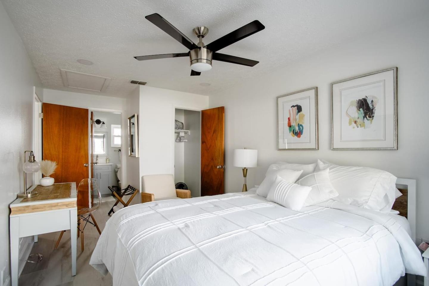 Walk Everywhere! 1-Bedroom Gem in Downtown Hub